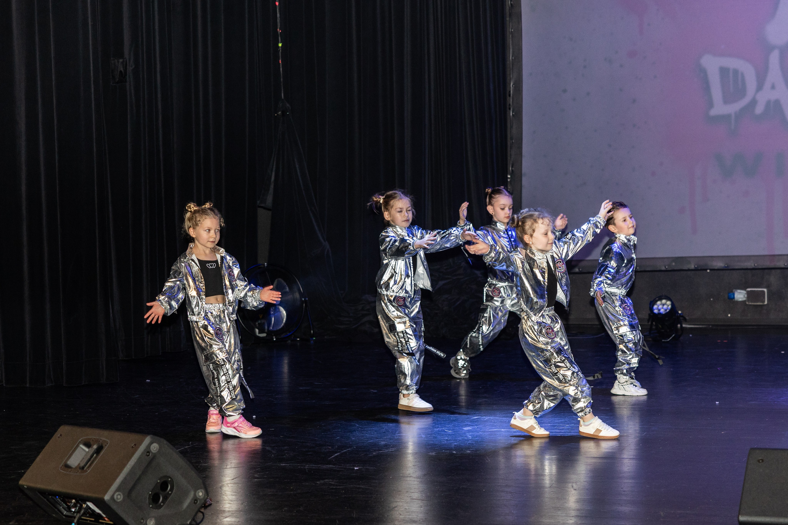 LEO DANCE SHOW WINTER 2025. Семейный и детский фотограф в Варшаве Мила Бобровская