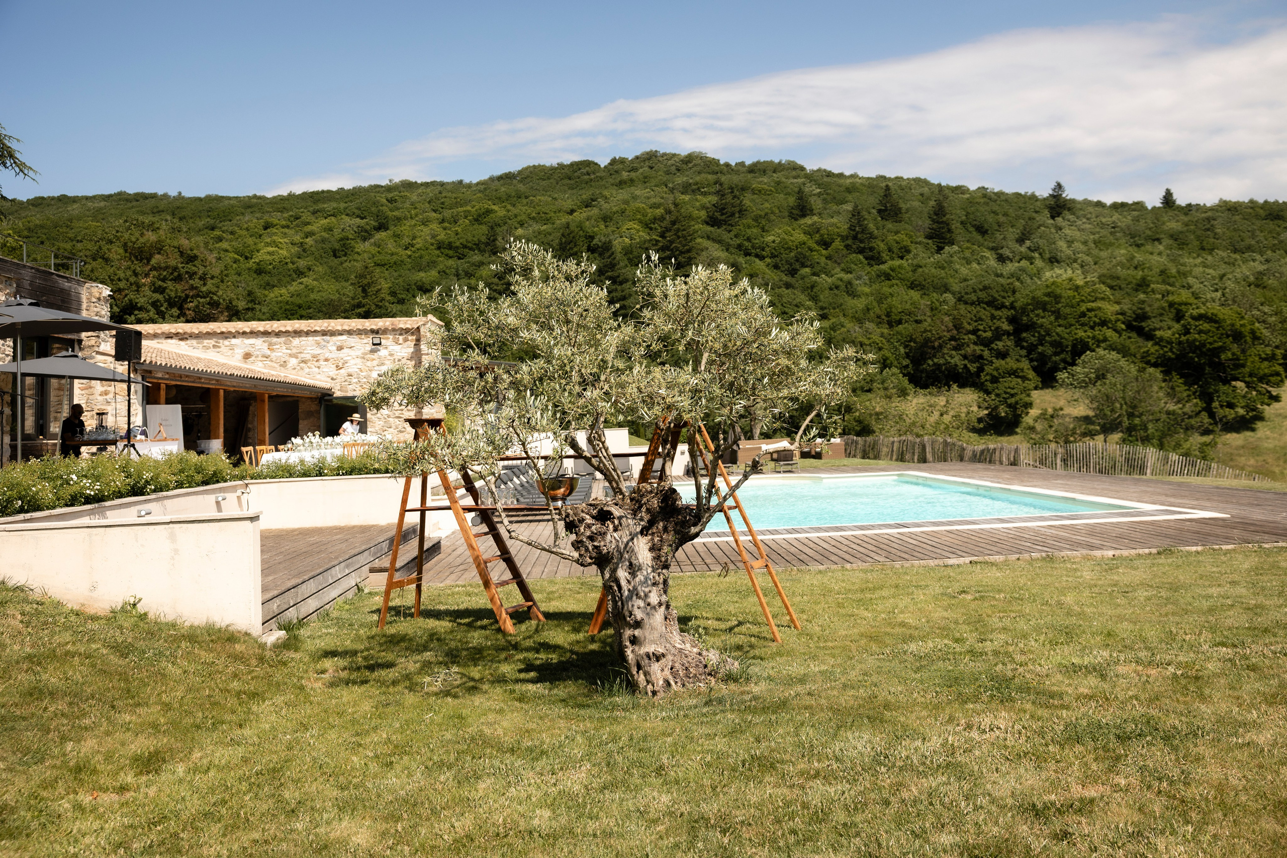 Modern Château Wedding in Occitanie — Domaine de Merlac. Eugénie Smirnova — Wedding & Elopement Photographer in Southwest France