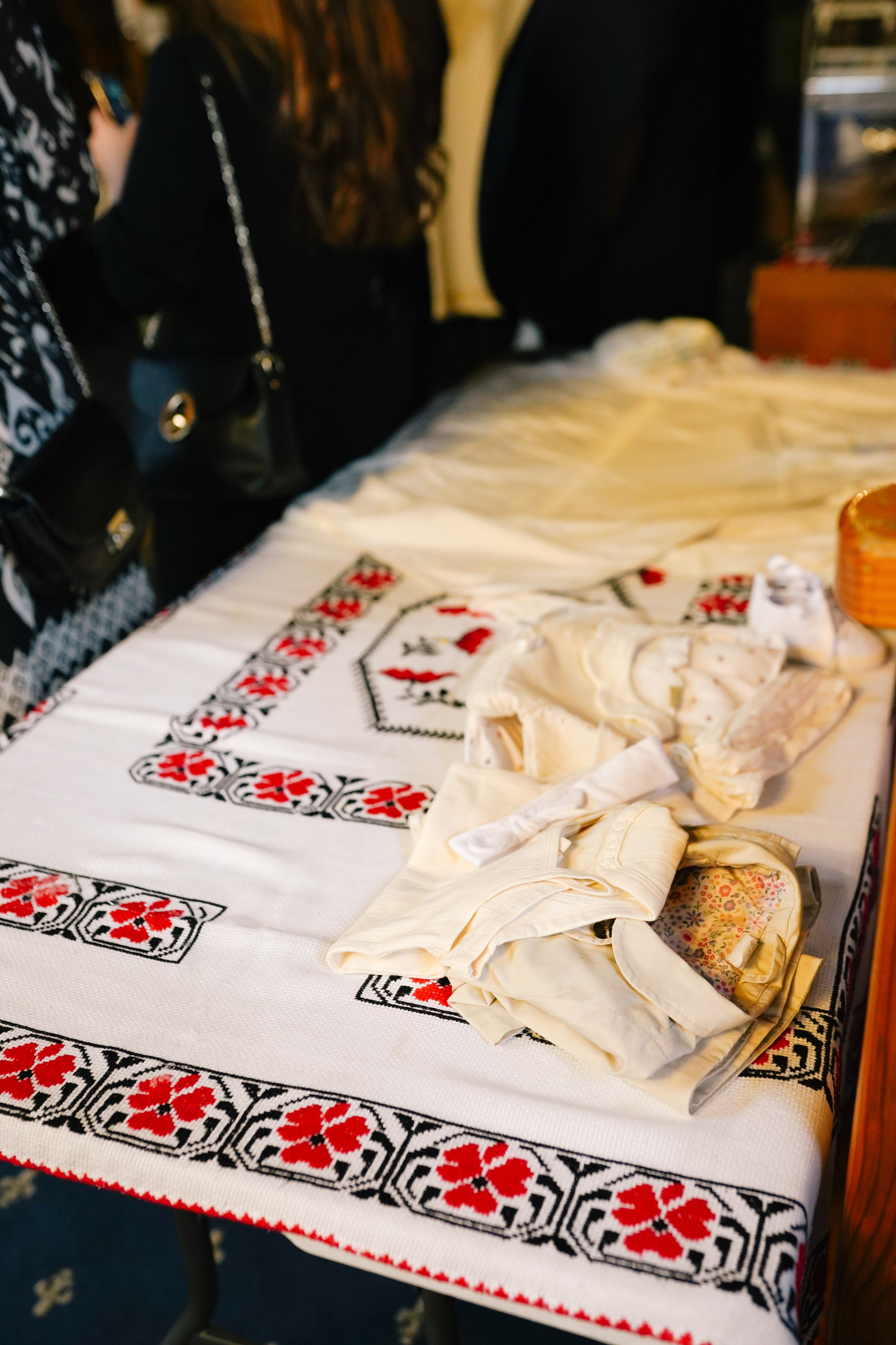 Fotografie de Eveniment Brașov: Povești Vizuale | Mădălina Beda. Madalina Beda- Artist vizual, fotograf, doula la nastere, consultant babywearing Brasov si in toata tara