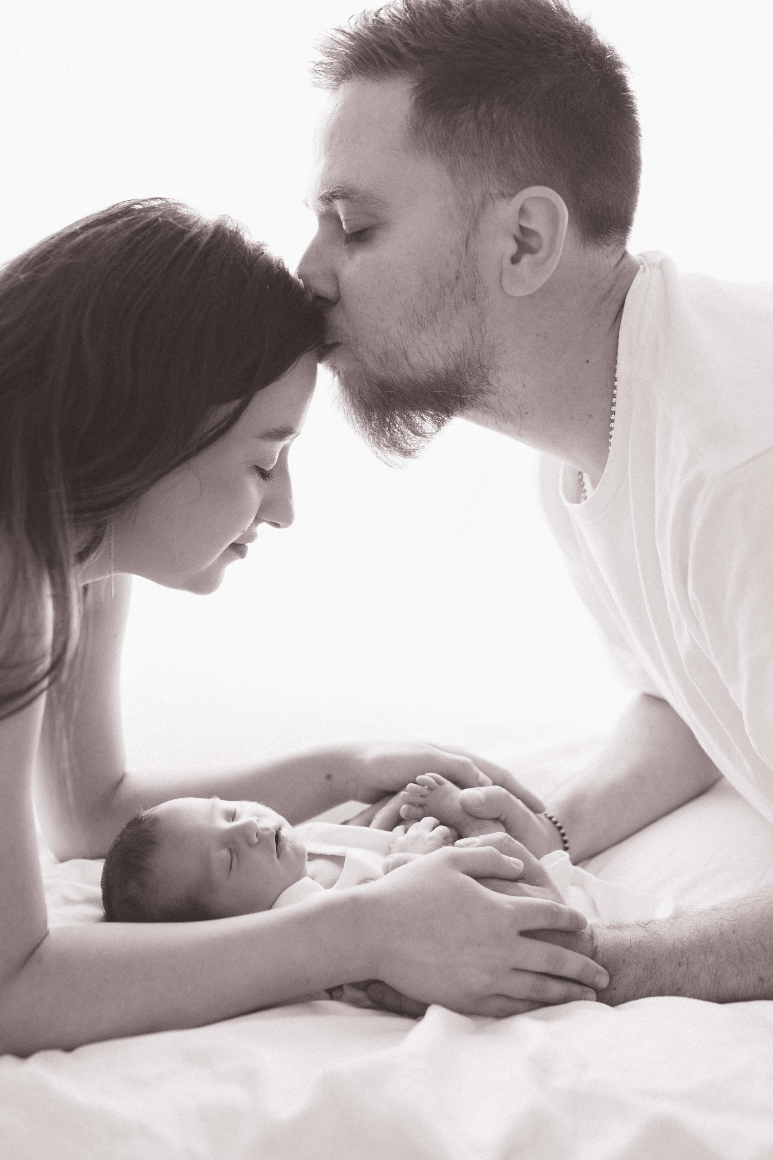 Inspira sesiune foto nou-nascut. Madalina Beda- Artist vizual, fotograf, doula la nastere, consultant babywearing Brasov si in toata tara