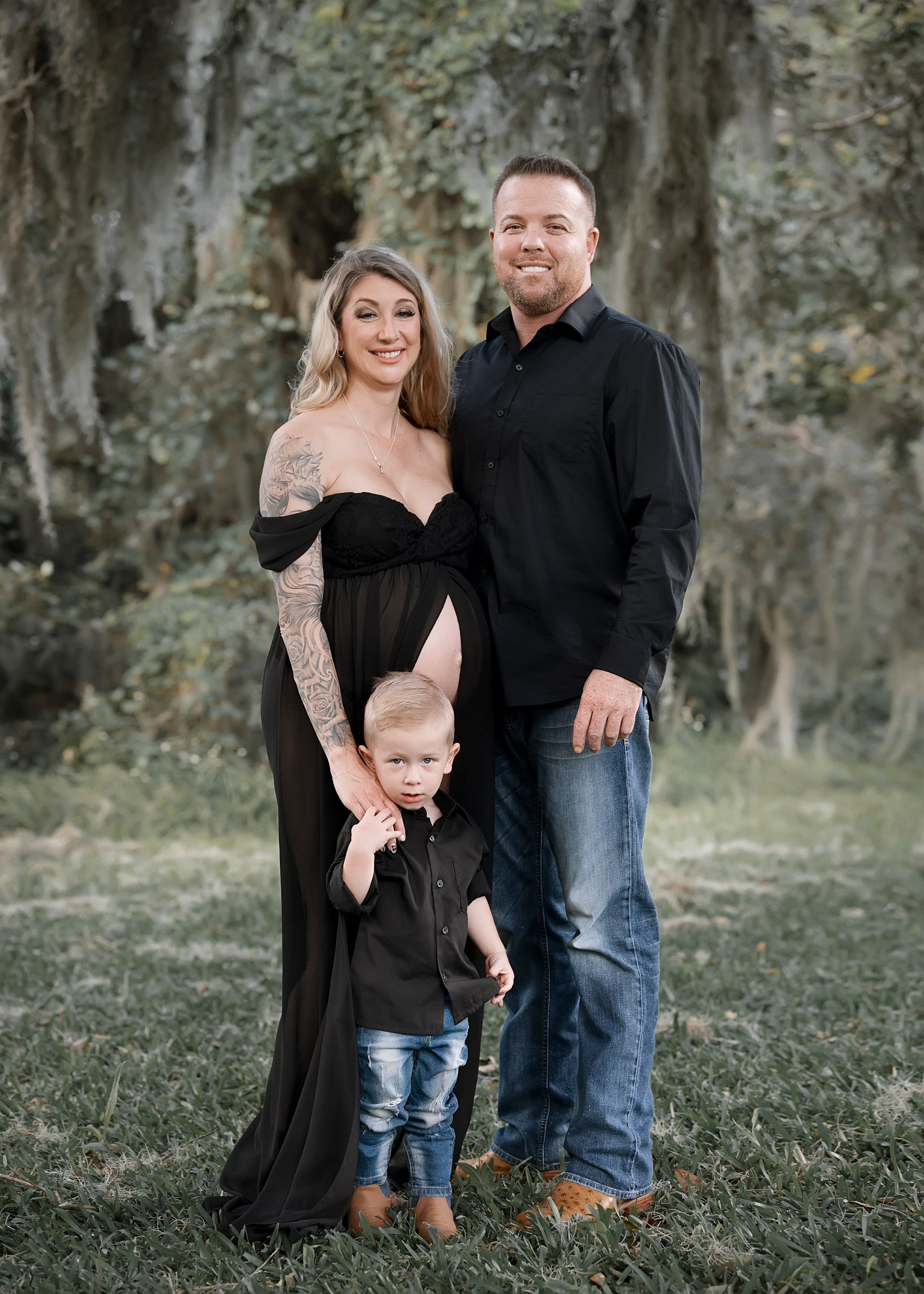 Maternity session outside. Portrait, kids and family photographer in Wesley Chapel Alina Alice Osipova