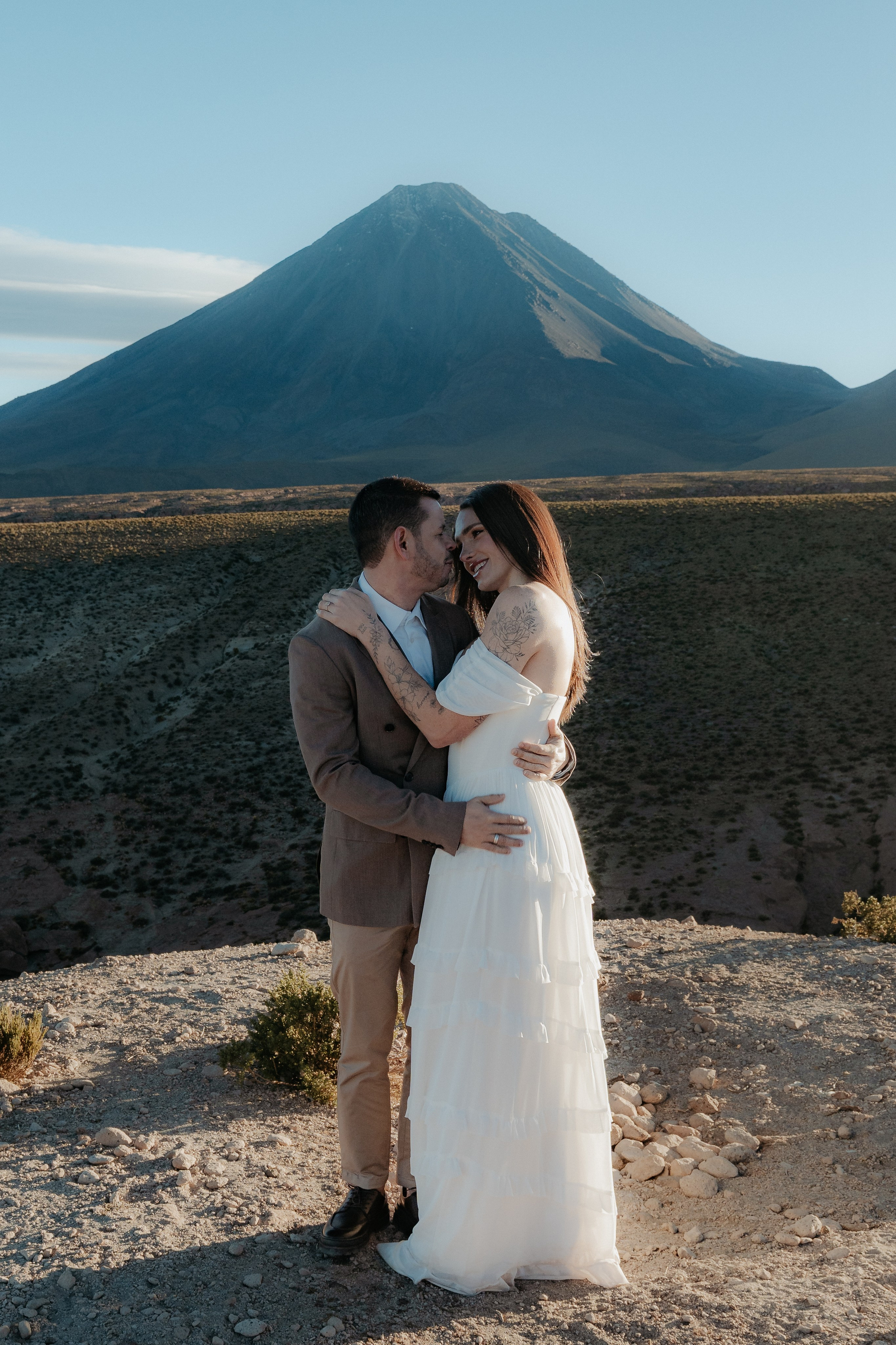 Pre-wedding no mirante do vulcão Licancabur. Photographer in San Pedro de Atacama