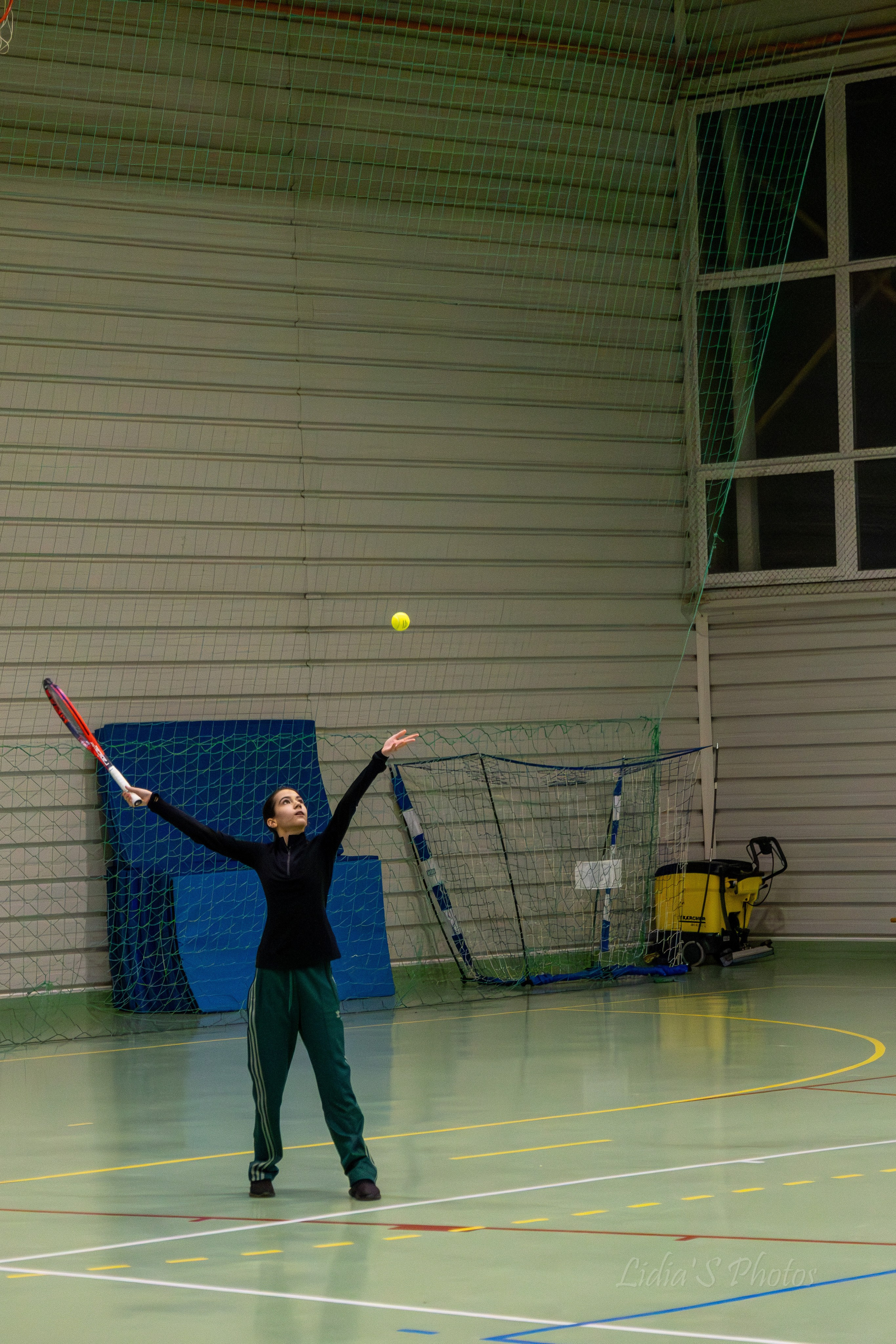 Turneu tenis de camp în sală. Fotograf. Lucrez cu oameni, produse și spații. Portret și fotografie creativă. Bacău, România. Lidia Savinoiu