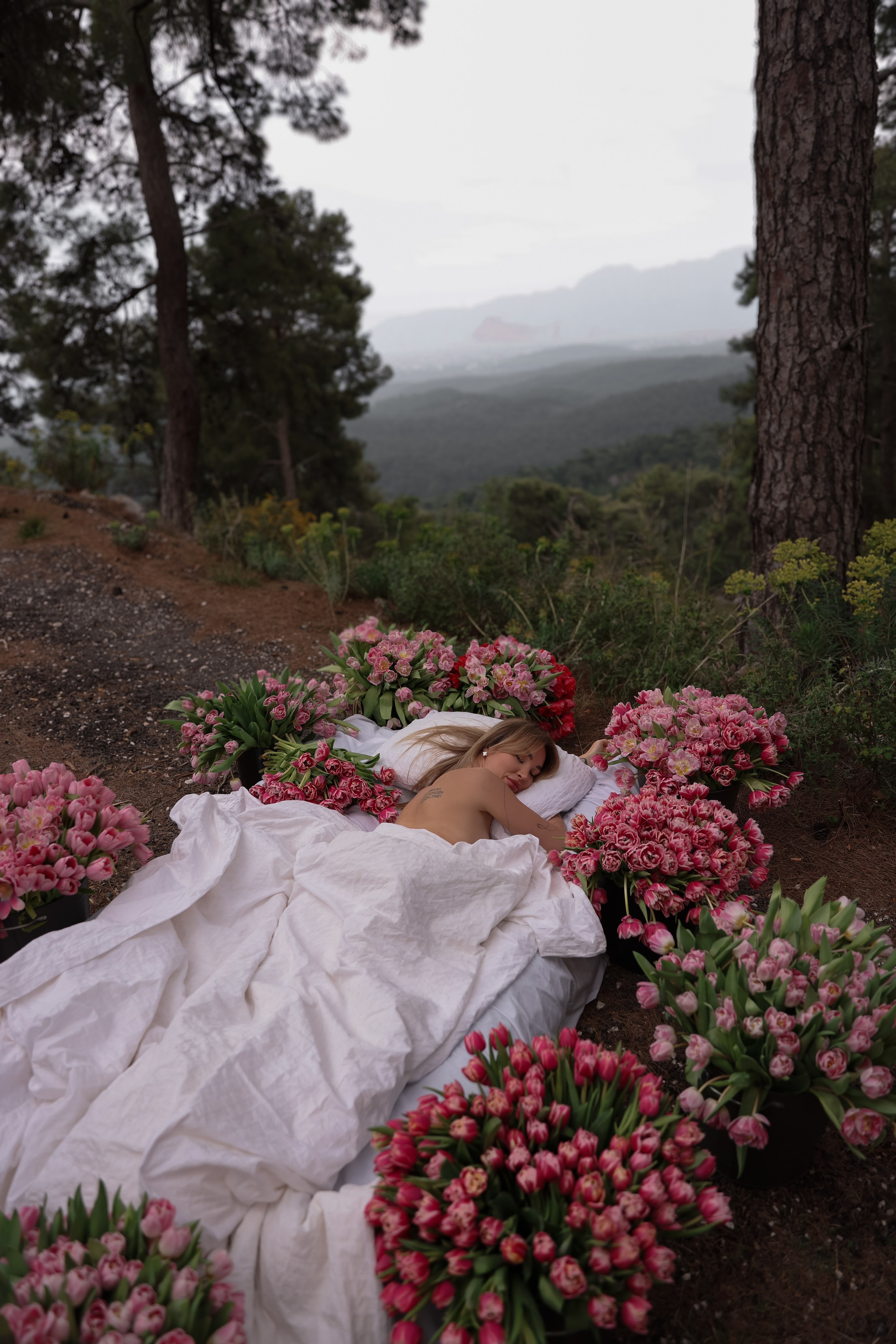 Девушка с тюльпанами. Фотосессия с тюльпанами. Фотосессия с тюльпанами пинтерест. Фото букетов с тюльпанами. Фото девушек с тюльпанами без лица. Фотосессия на рассвете. Фотосессия на закате. Фотограф в Анталии. Фотограф Анталия. Фотограф Анталья. Жизнь в Анталии. Фотограф в Турции.