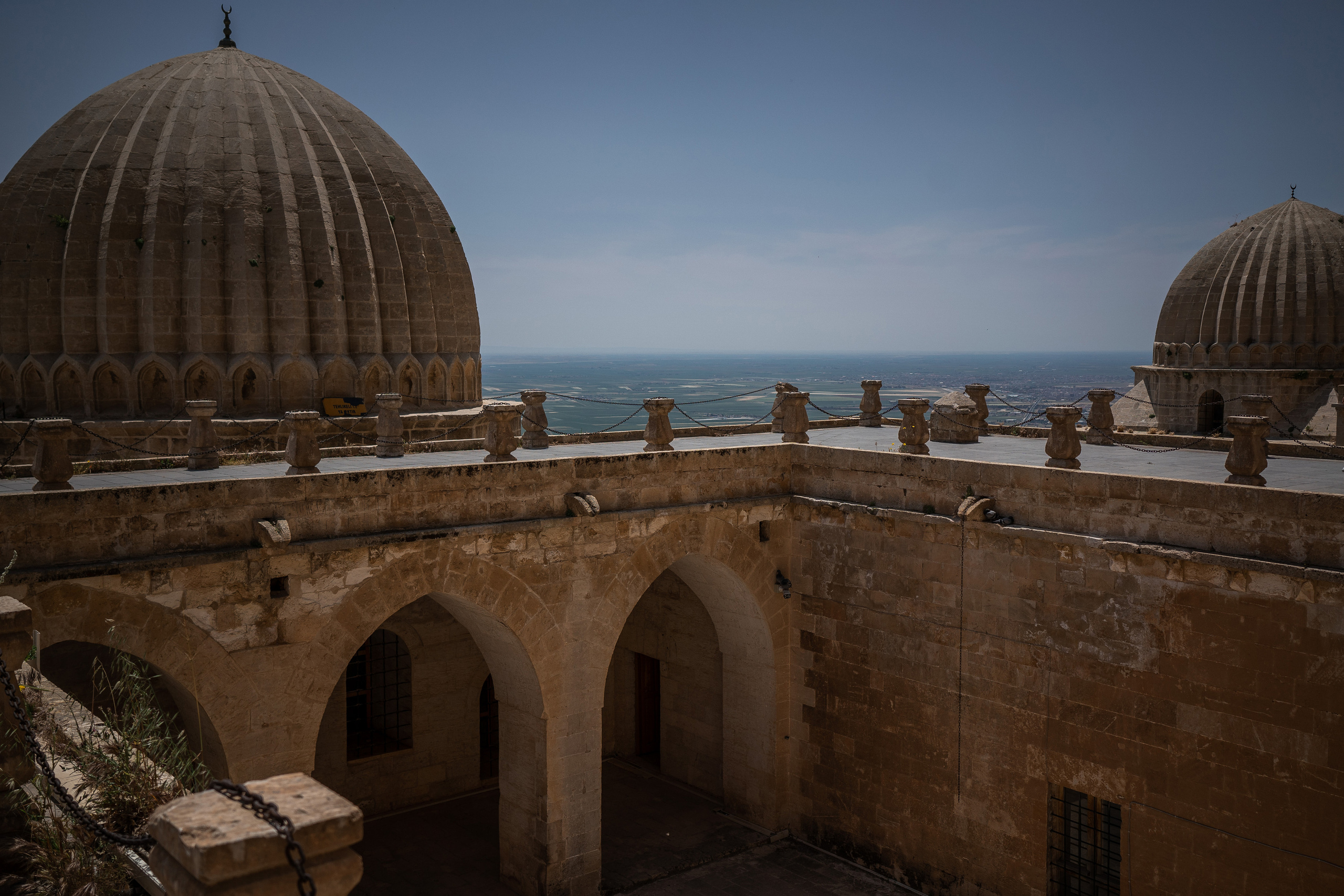 Путешествие и фотосессия в городе Мардин. Wedding, family and lifestyle photographer Anatoly. Photo sessions on rooftops with seagulls. Istanbul