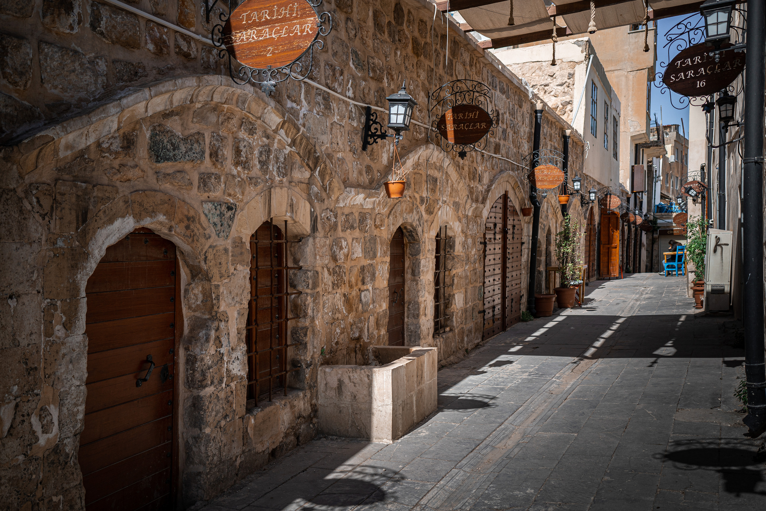 Путешествие и фотосессия в городе Мардин. Wedding, family and lifestyle photographer Anatoly. Photo sessions on rooftops with seagulls. Istanbul
