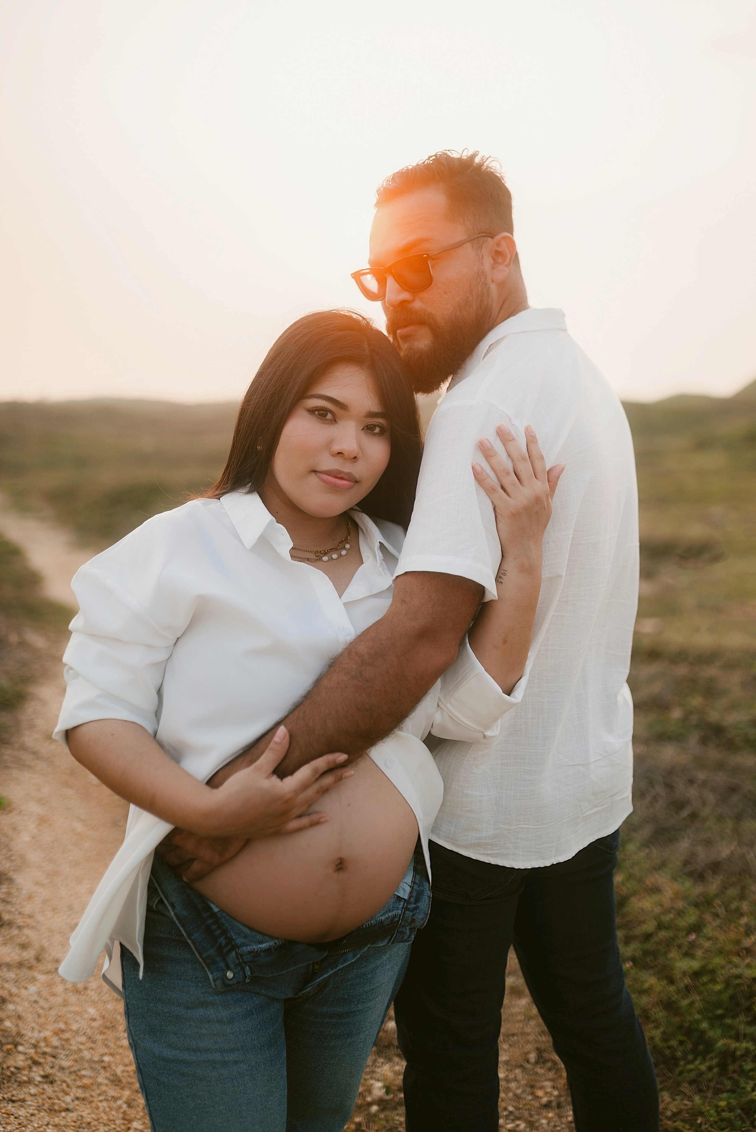 Sesión maternal Carlos RaGo Fotografía Papá besando la panza de mamá embarazada