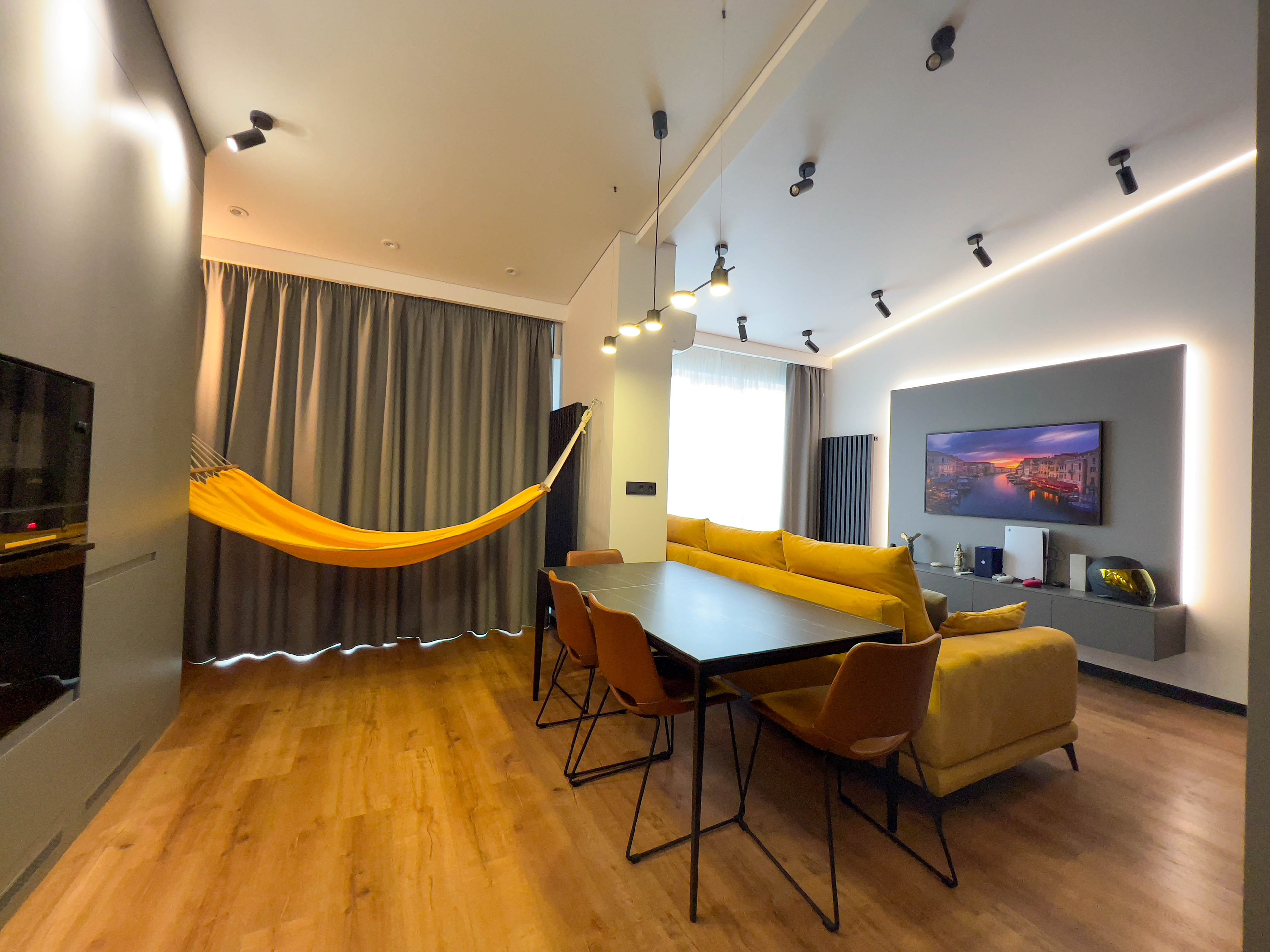 The apartment is on two levels. Fotograf Dmitrii Donets