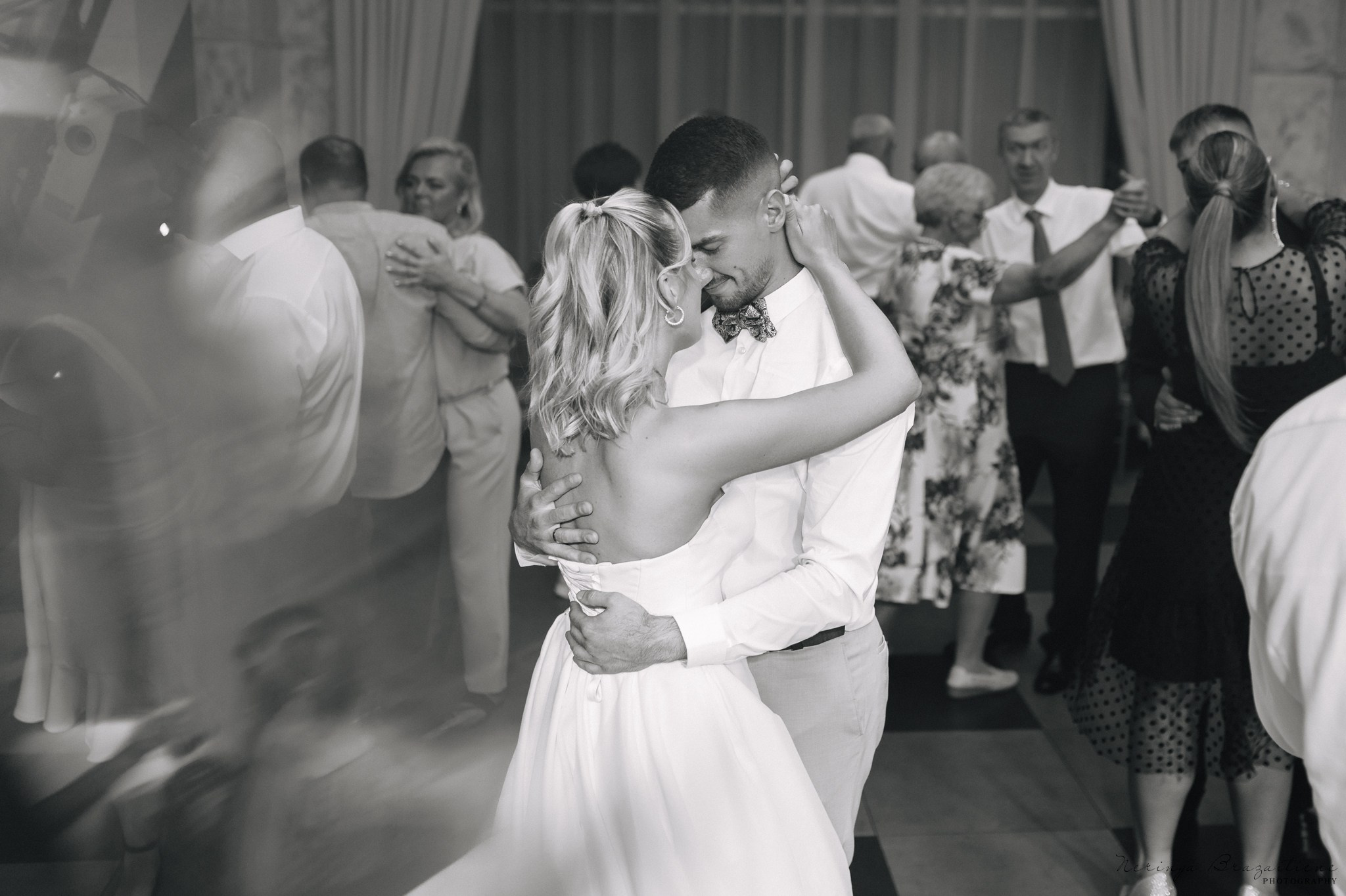 Vestuvinė fotosesija Kaune, Vienybės aikštėje, prie Lietuvos banko