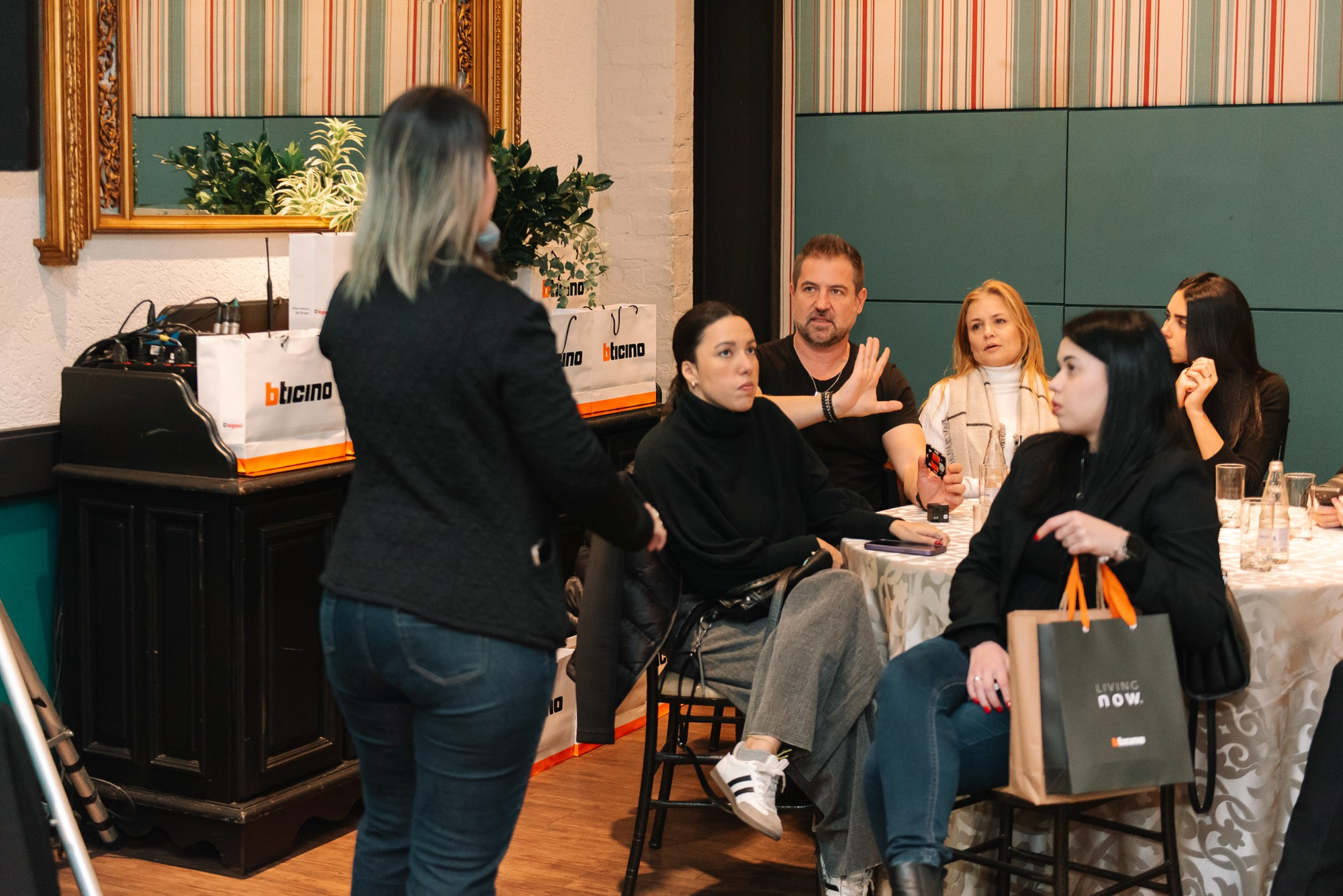 Café + Conteúdo | Casa Pinezi. 78 Imagens