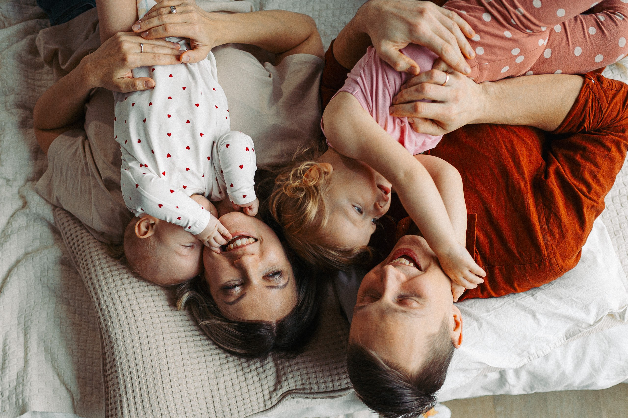 IETEIKUMI ĢIMENES FOTOSESIJAI MĀJĀS