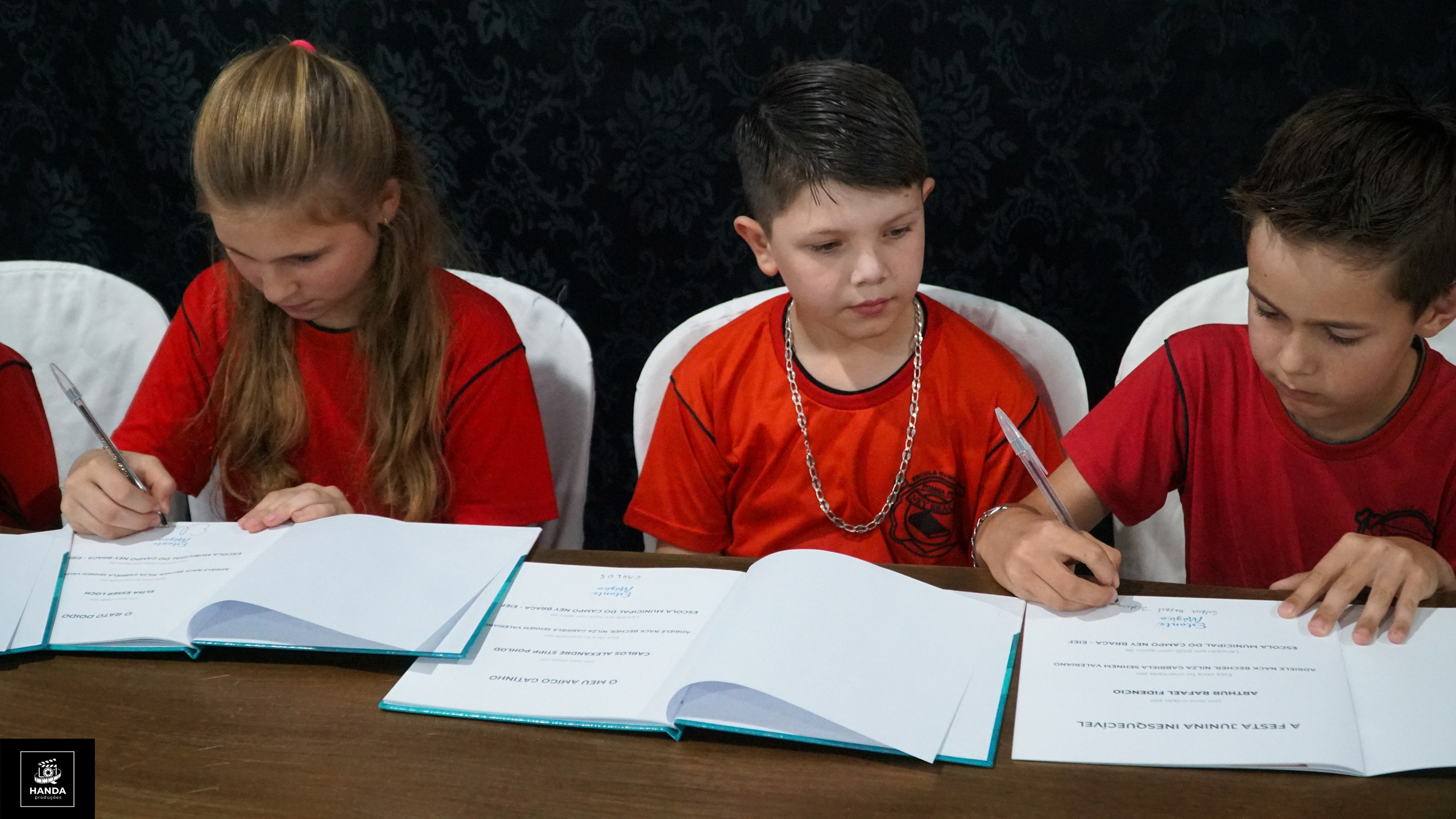 Noite autógrafos colégio Aurélio Buarque de Holanda. Handa Produções