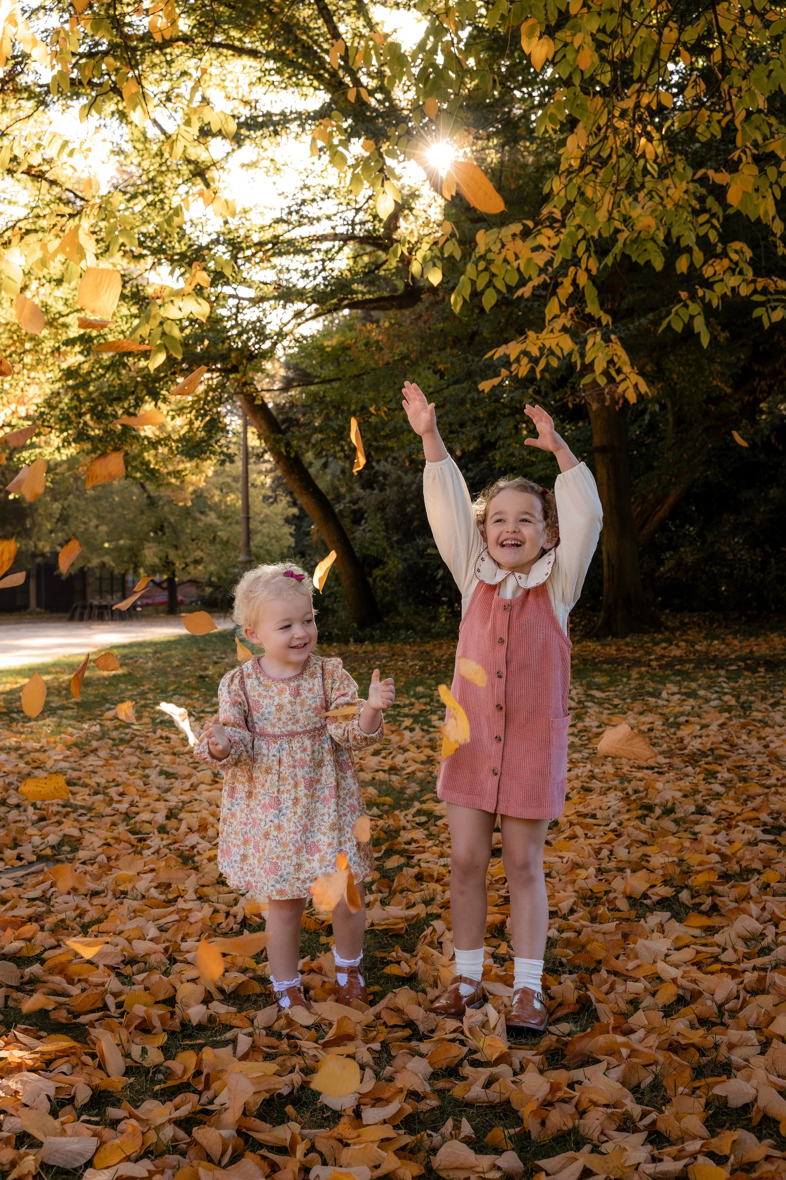 Autumn Family photoshoot in Toulouse. Jardin des Plantes. Eugénie Smirnova — your photographer in Toulouse and southwest France