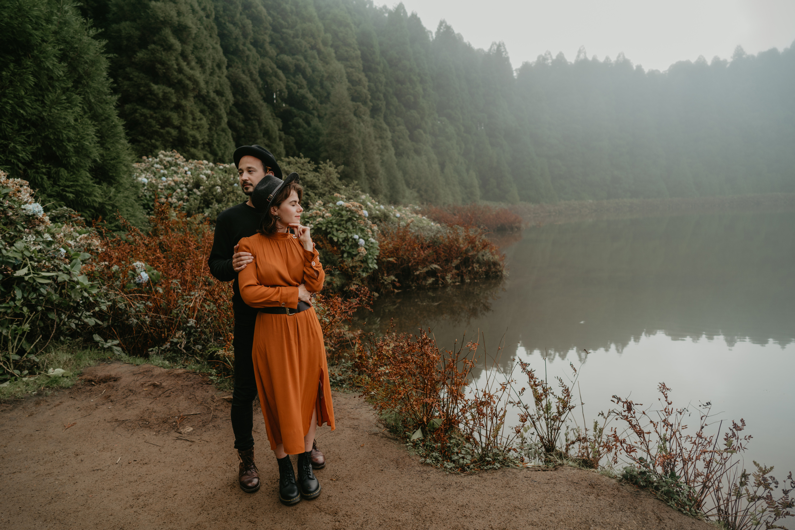 couple posing by the mountain lake 