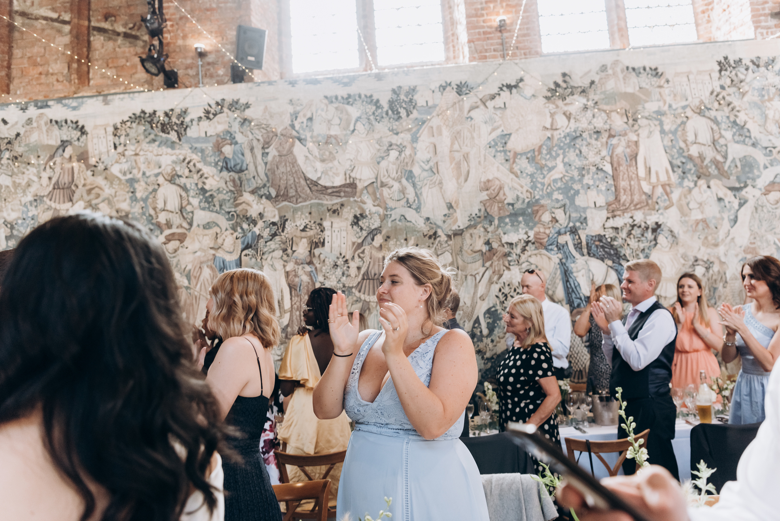 bride and groom is entering the banquet room, guest applauds 