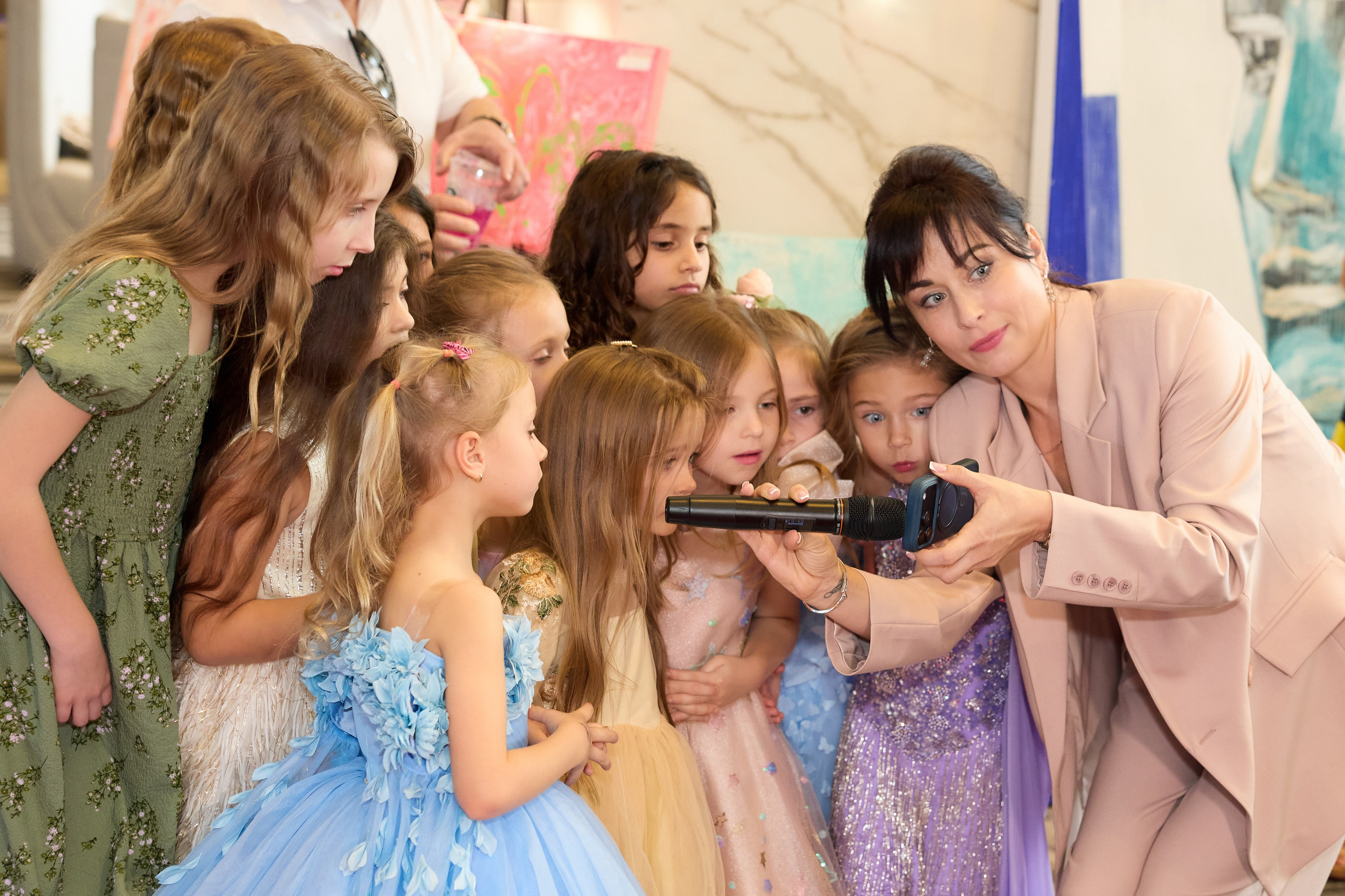 Авторская благотворительная художественная выставка Дианы Бортник. Фотограф Юлия Маковеева