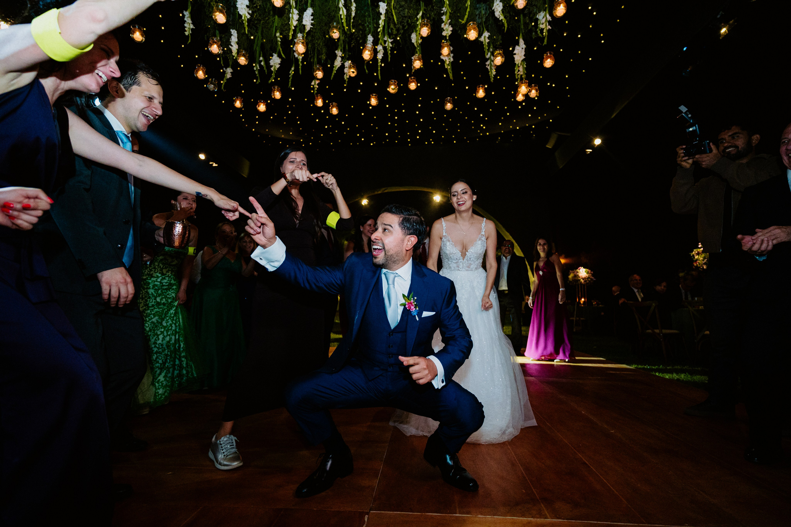 Un vistazo a la fiesta. Fotógrafo de Bodas en Lima | Ronhy Altamirano. Fotografía narrativa y cinematográfica para bodas, quinceañeras y eventos exclusivos
