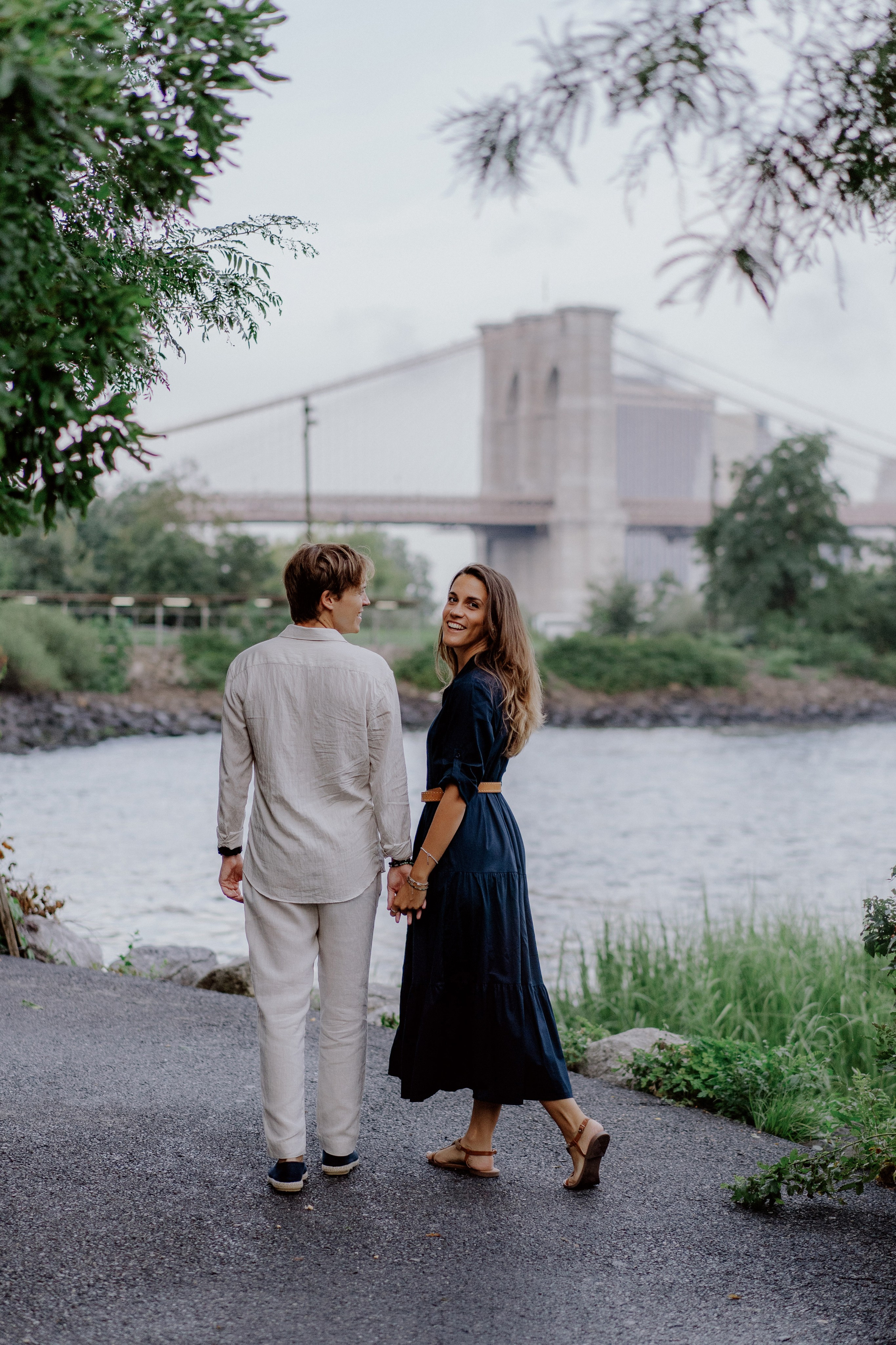 Couple in Dumbo and on the Brooklyn Bridge. Videographer and photographer in New York // MAKAROV.VIDEO