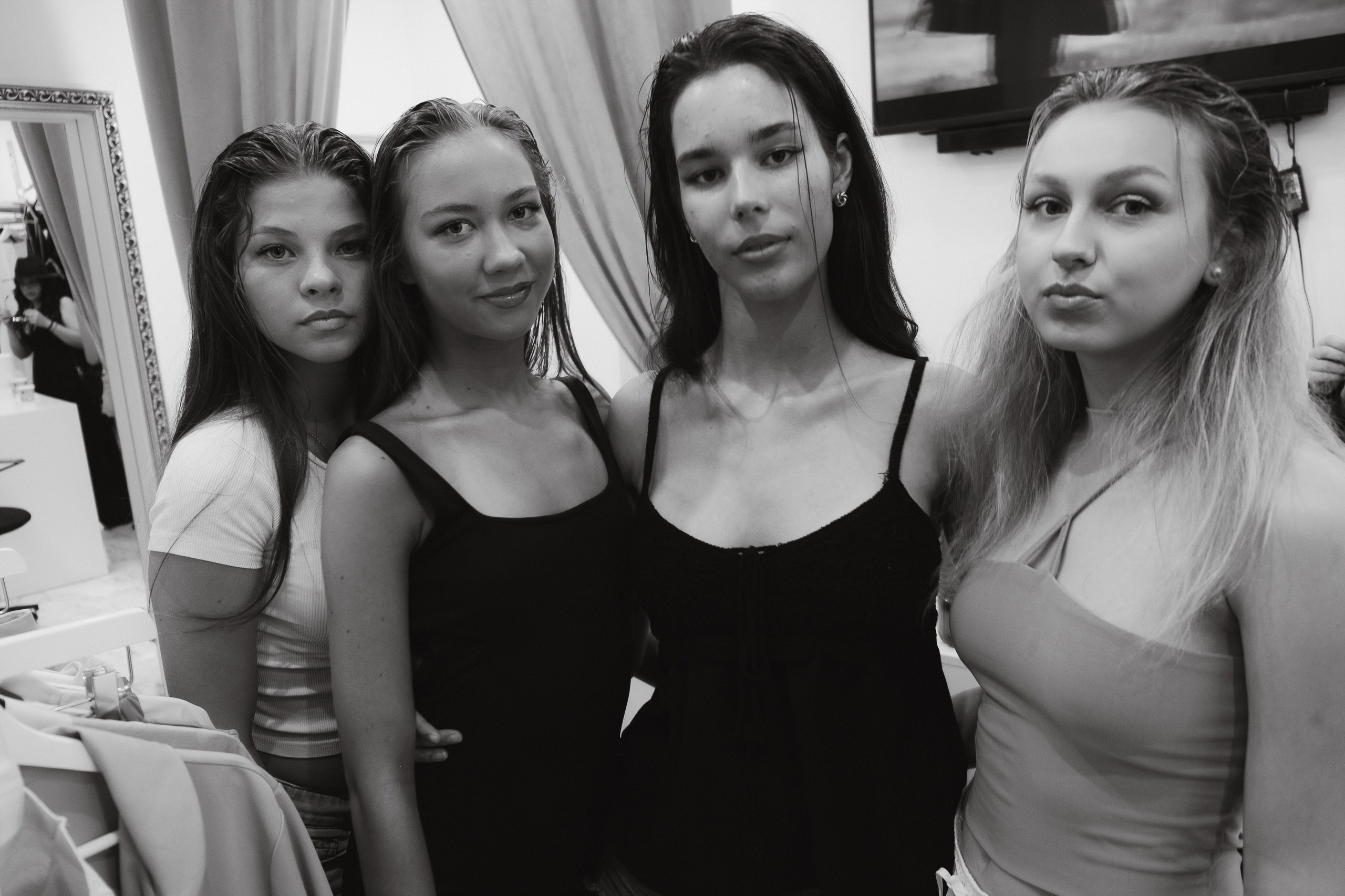 Preparación del backstage de una marca en un desfile de moda en Torrevieja — Fotógrafo de backstage Andrey Lukovnikov