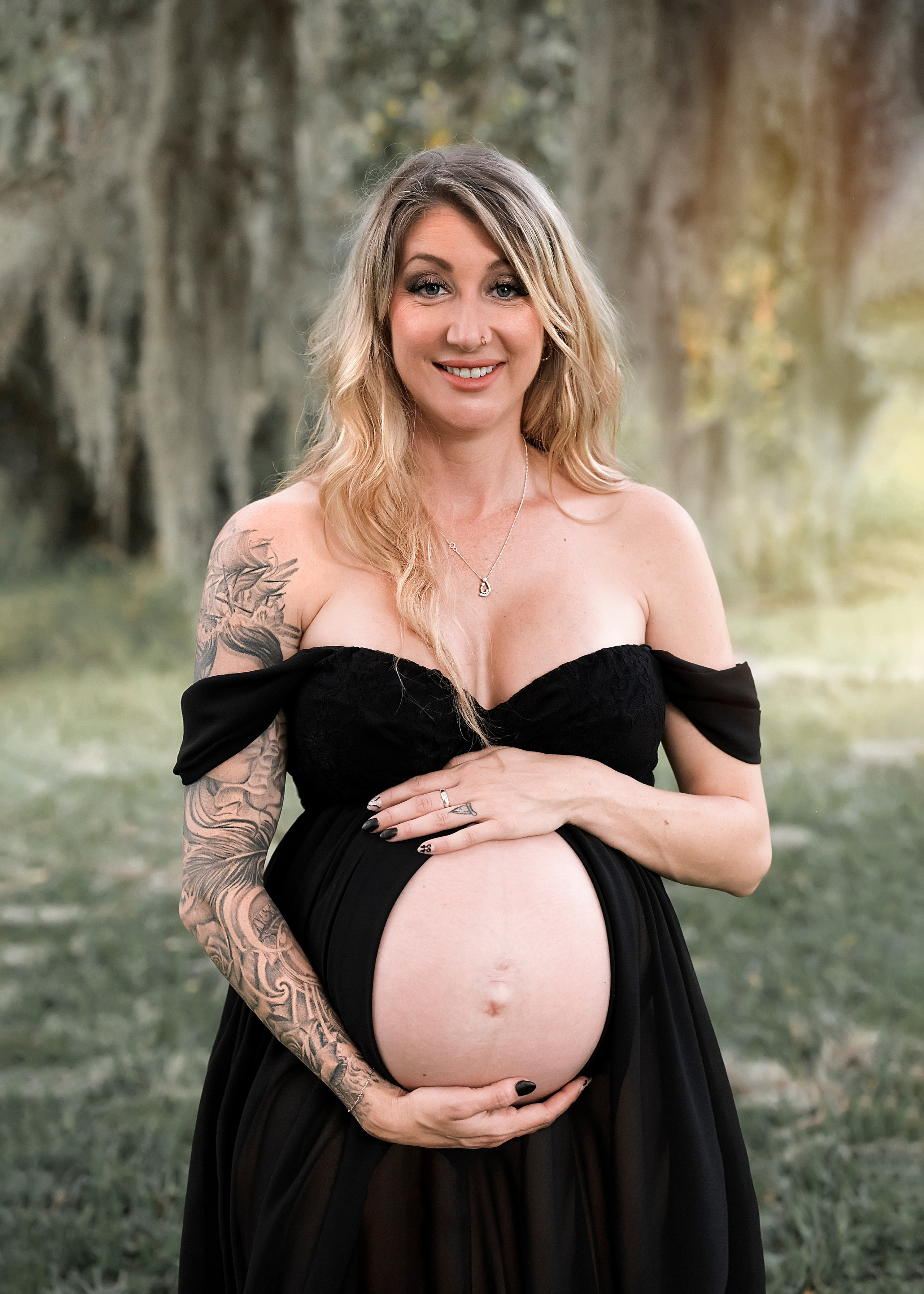 Maternity session outside. Portrait, kids and family photographer in Wesley Chapel Alina Alice Osipova