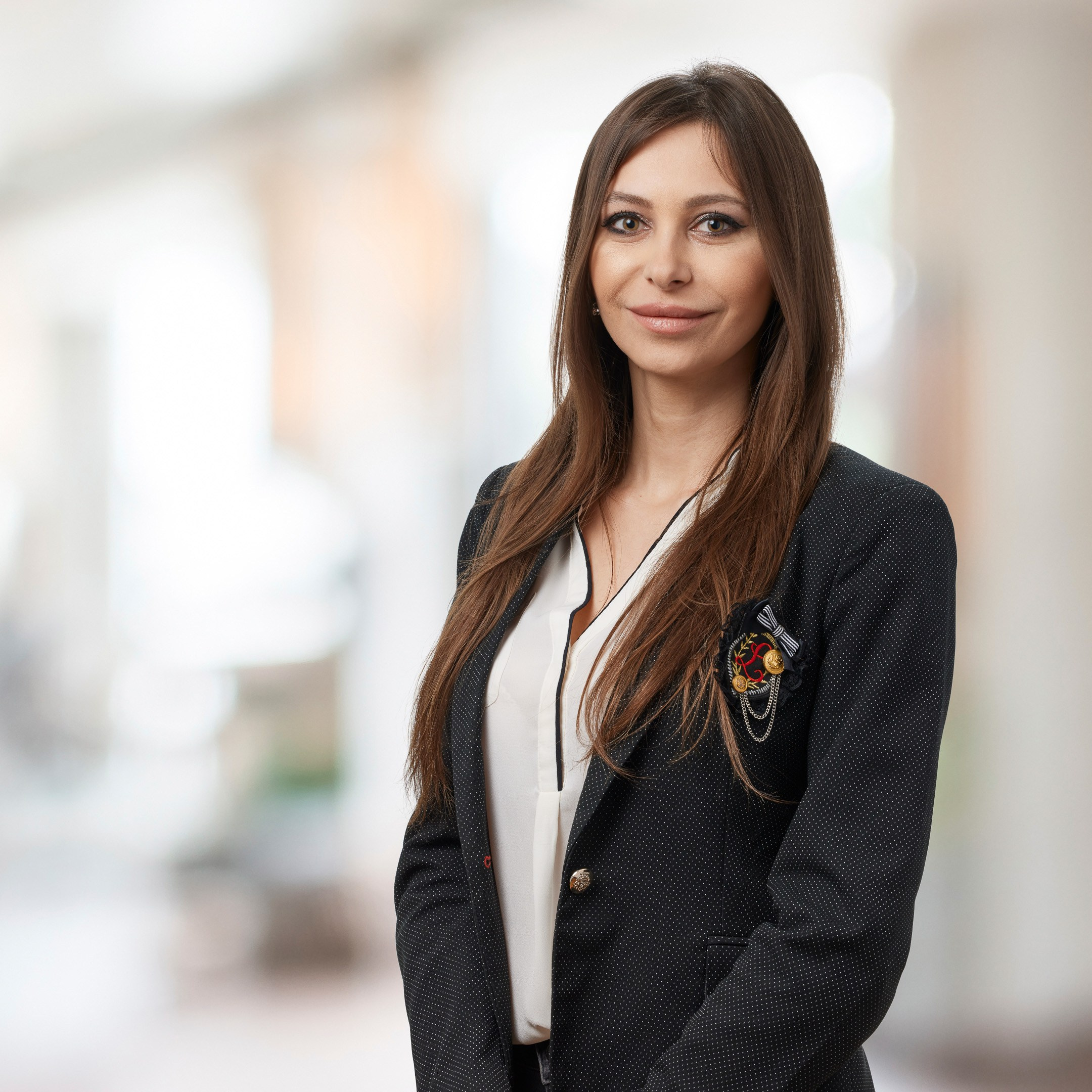 Business portrait of a young woman on a blurred office background - photographer Andrey Dunin