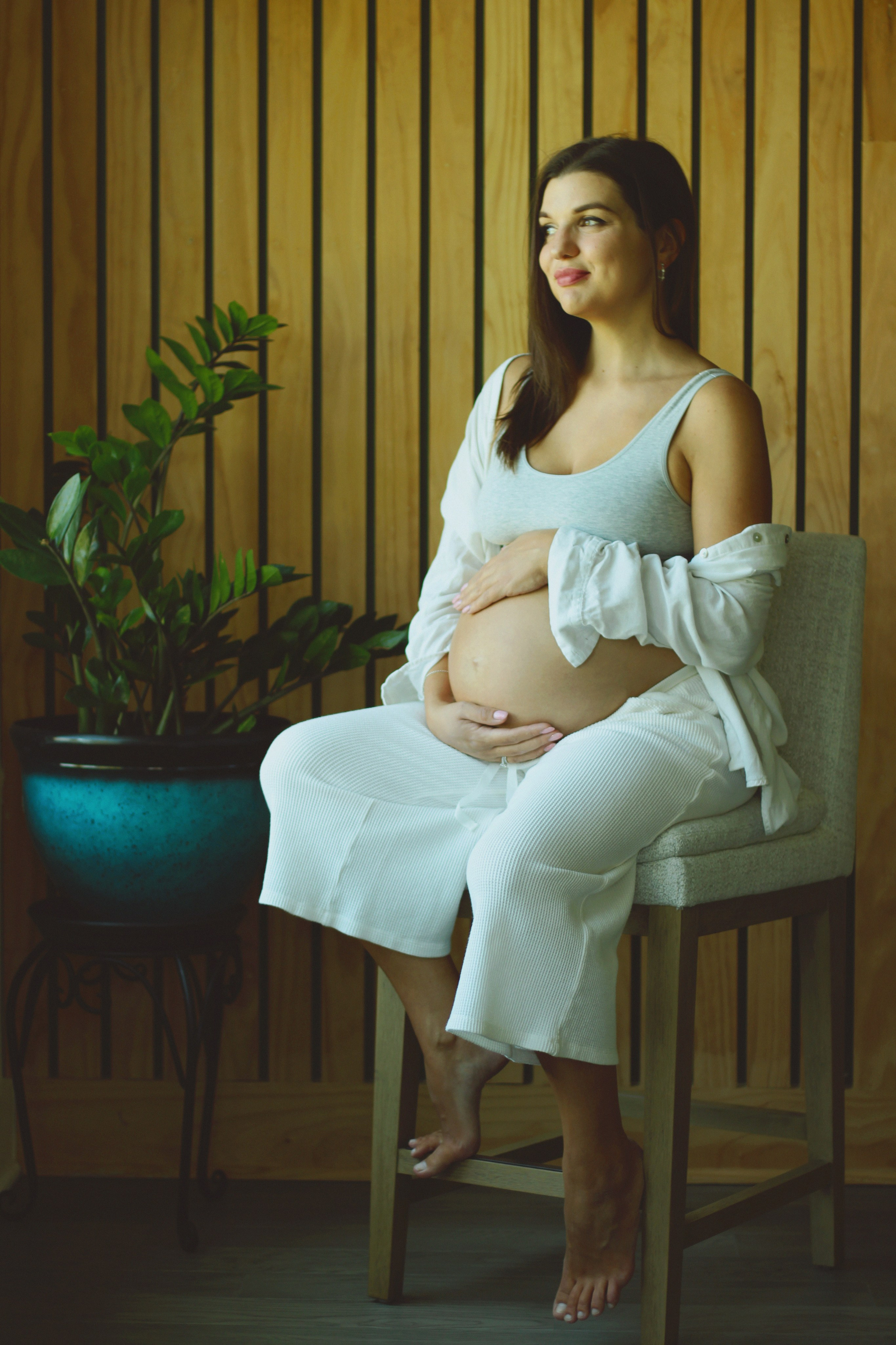 Maternity, Family & Pregnancy Photoshoot at Home. Lana Petrychenko — Portrait & Family Photographer. Valencia, Spain