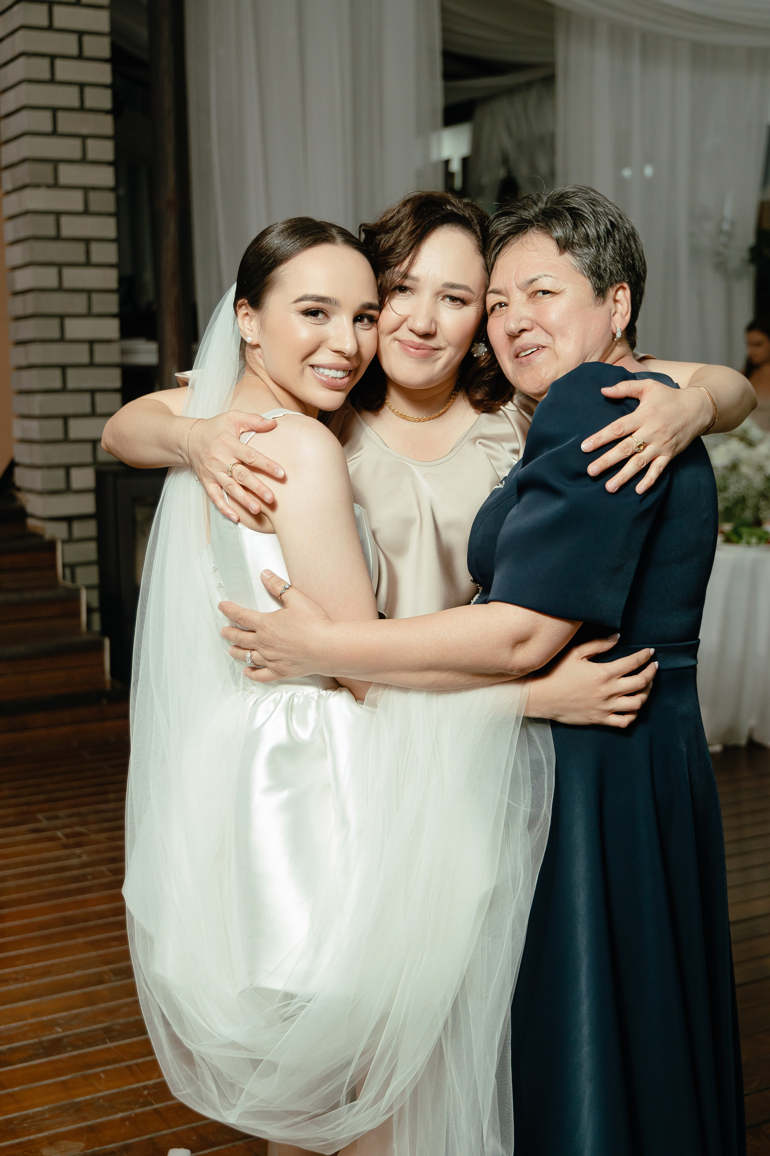 Thomas & Suyumbika. Главная