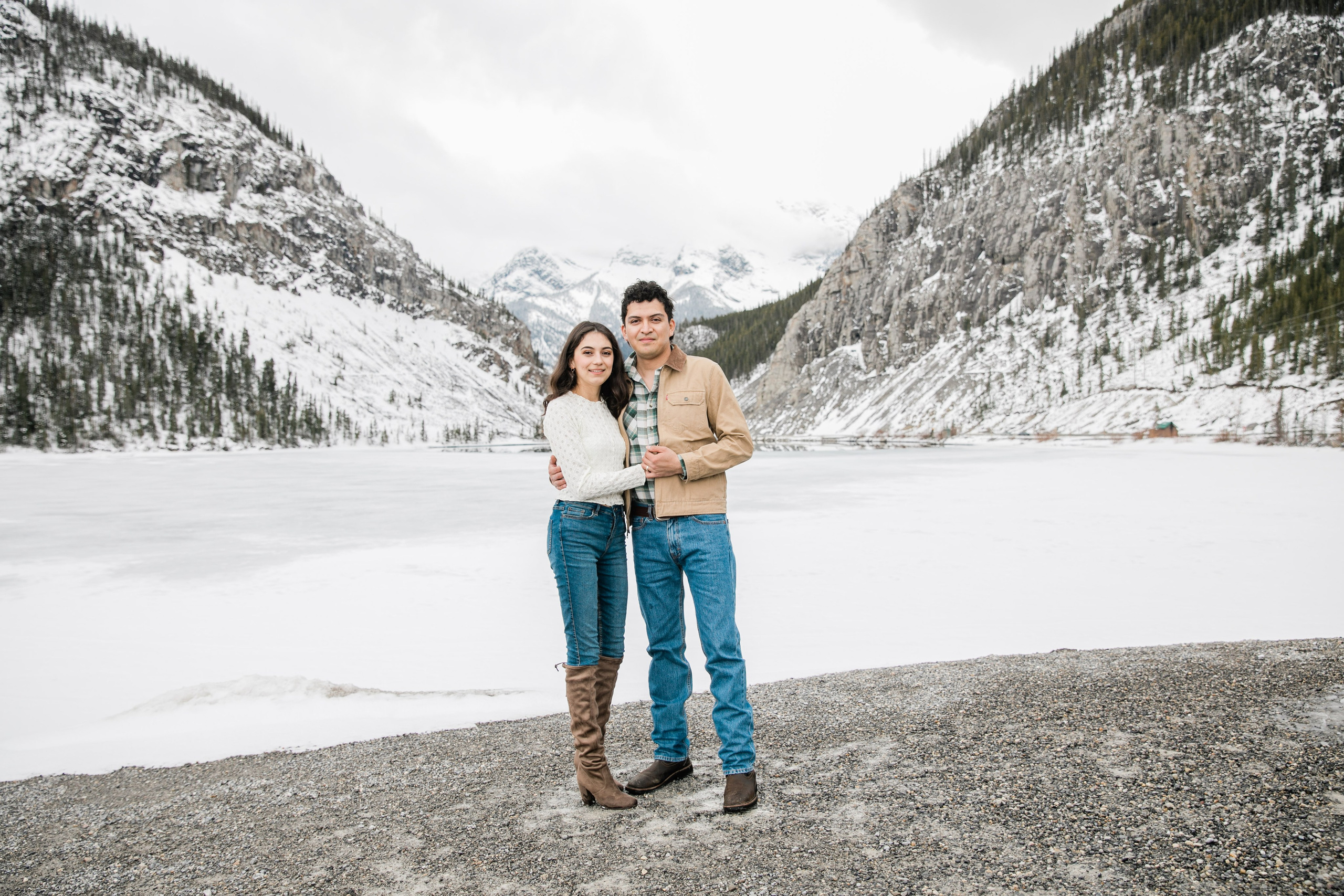 Jorge & Isabel — Canmore. Fotografía accesible en Calgary