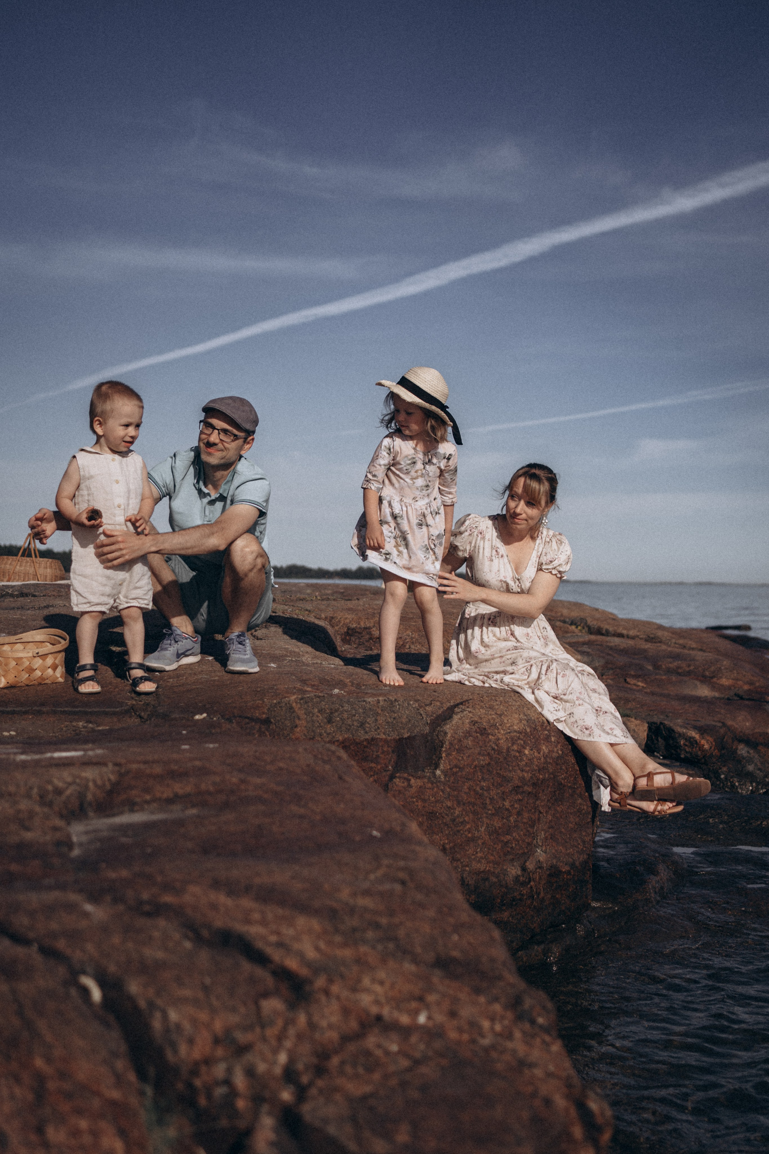 Sunny day on the cliffs. Family photographer in Helsinki, Victoria Guadagno