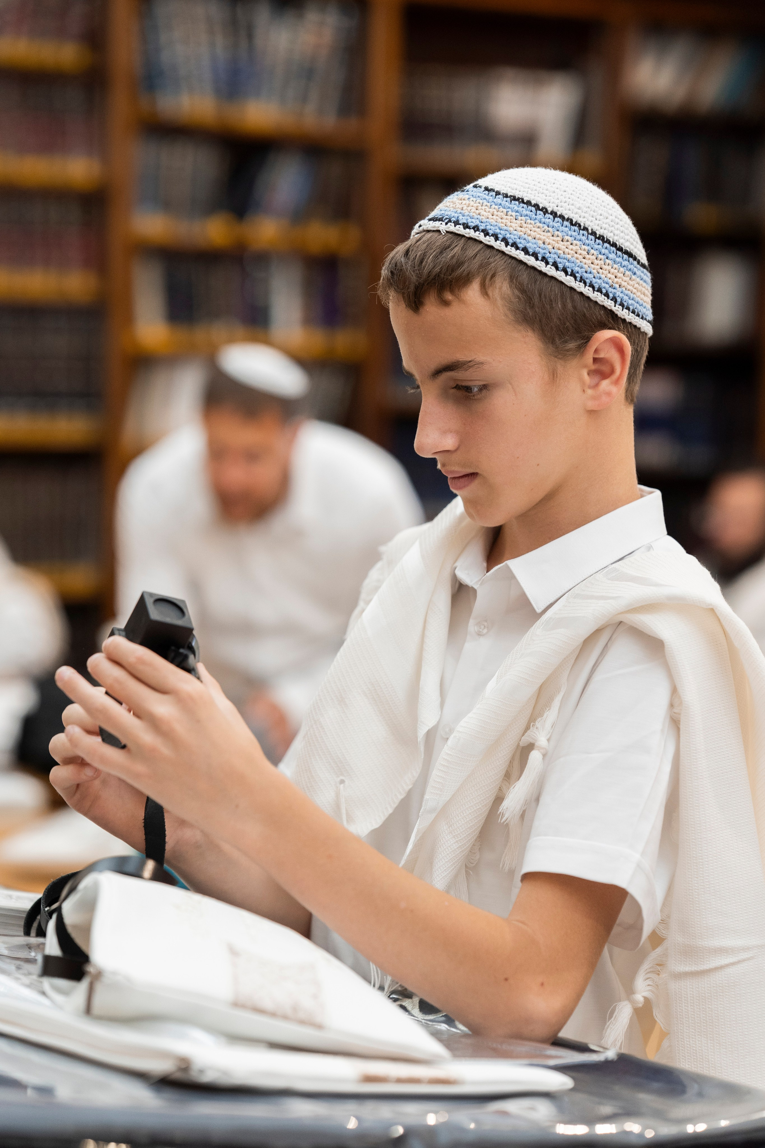 הנחת התפילין רפאל לוי. יוסף מזרחי צילום חתונה, ברית וזוגיות. צלם מקצועי שאוהב להוציא אתכם הכי יפים ברגעים הכי מרגשים