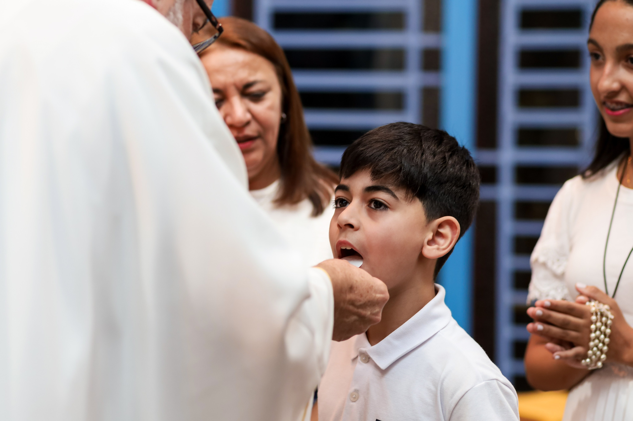 Primeira Eucaristia. Fotógrafo de momentos Sagrados