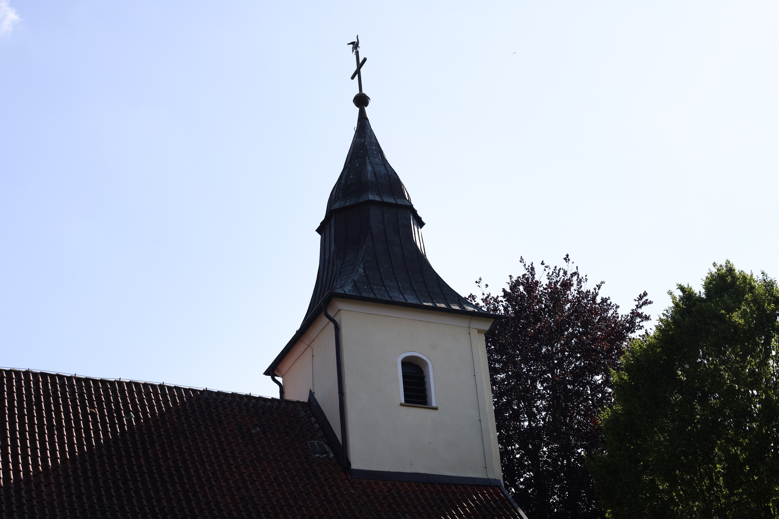Brautpaar bei der katholischen Trauung in der Kirche in Schwagsdorf, umgeben von romantischer Dekoration.