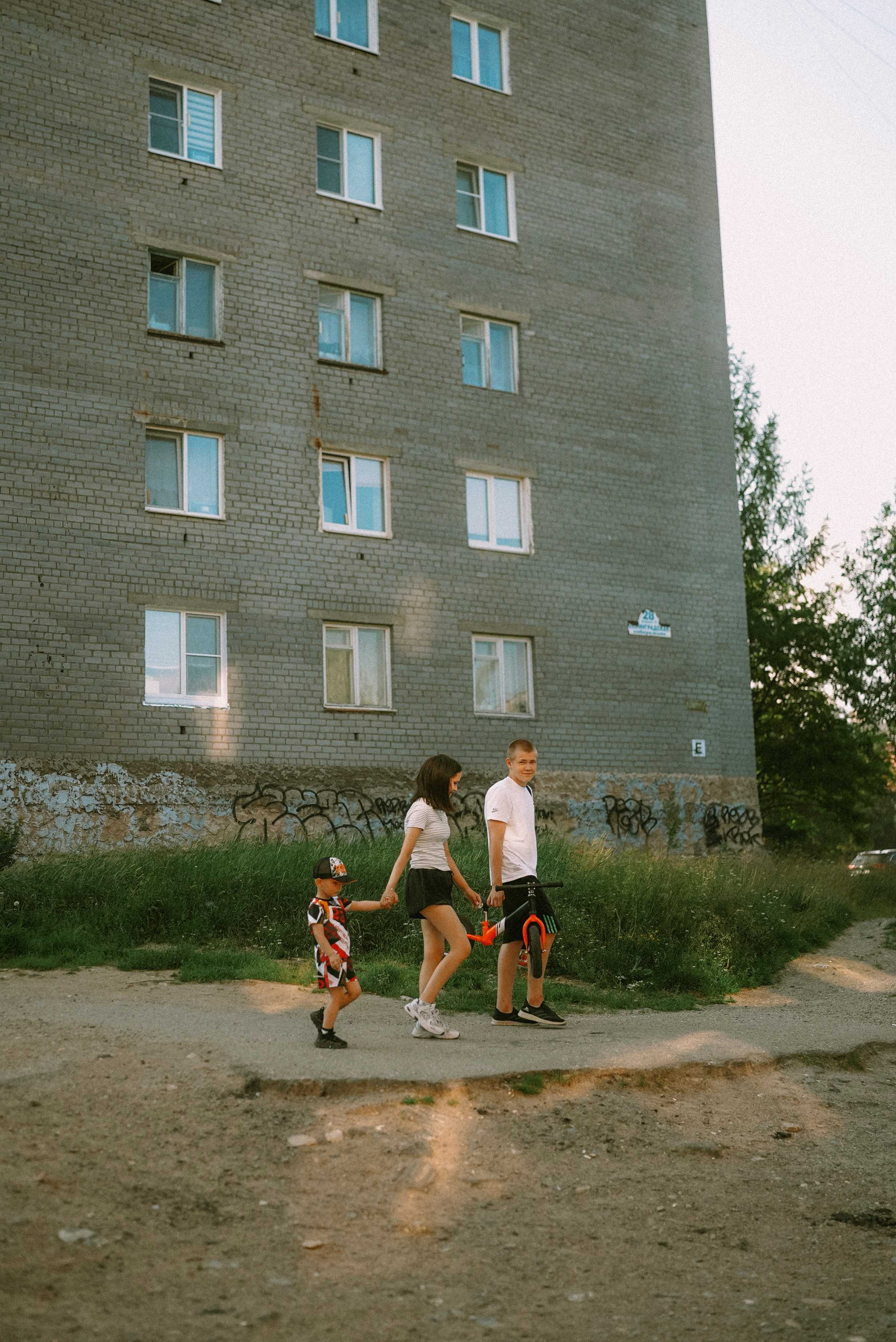 2025. Стрит-фотография, полная абсурда, идиотизма и красоты