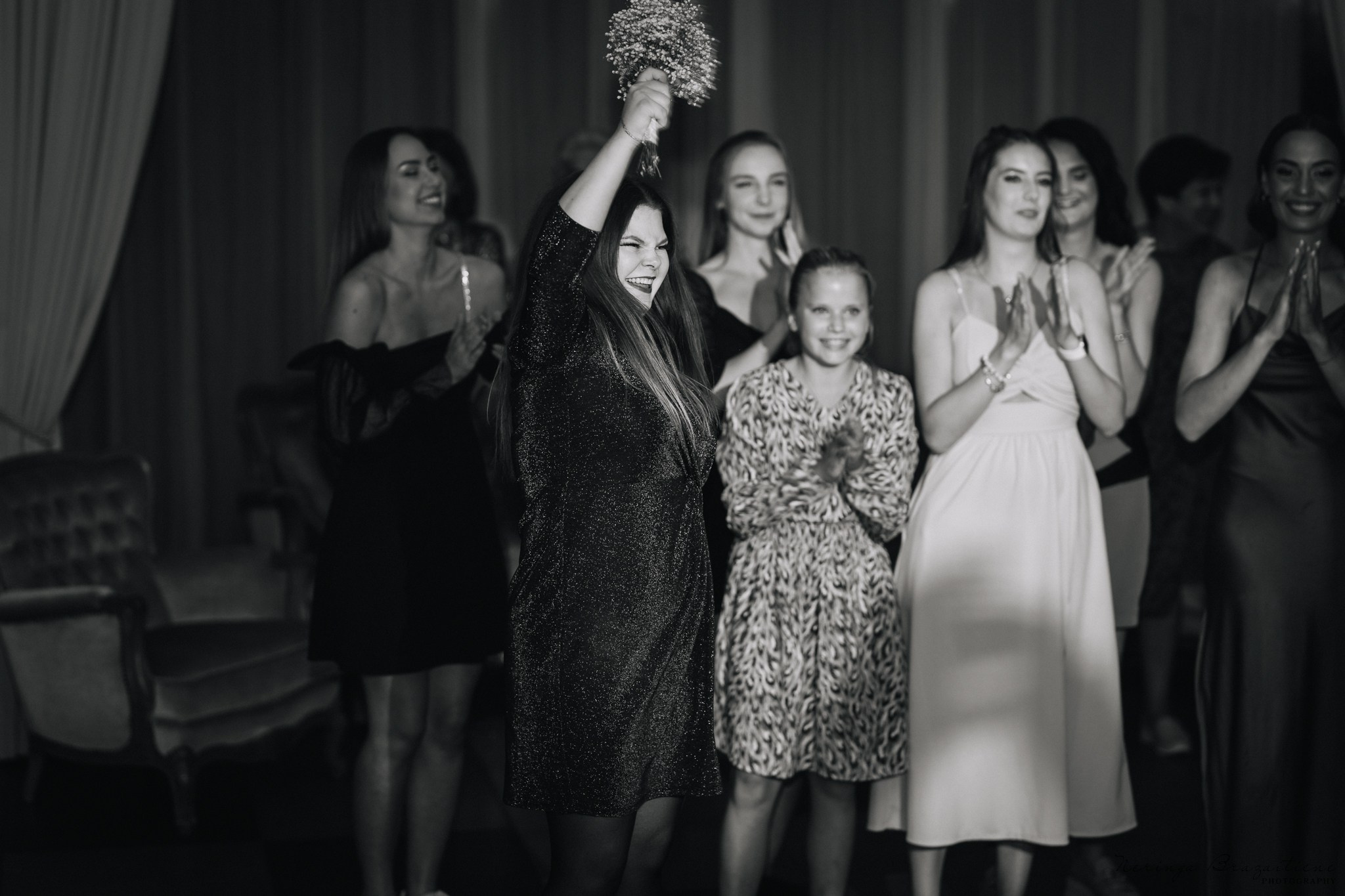 Vestuvinė fotosesija Kaune, Vienybės aikštėje, prie Lietuvos banko