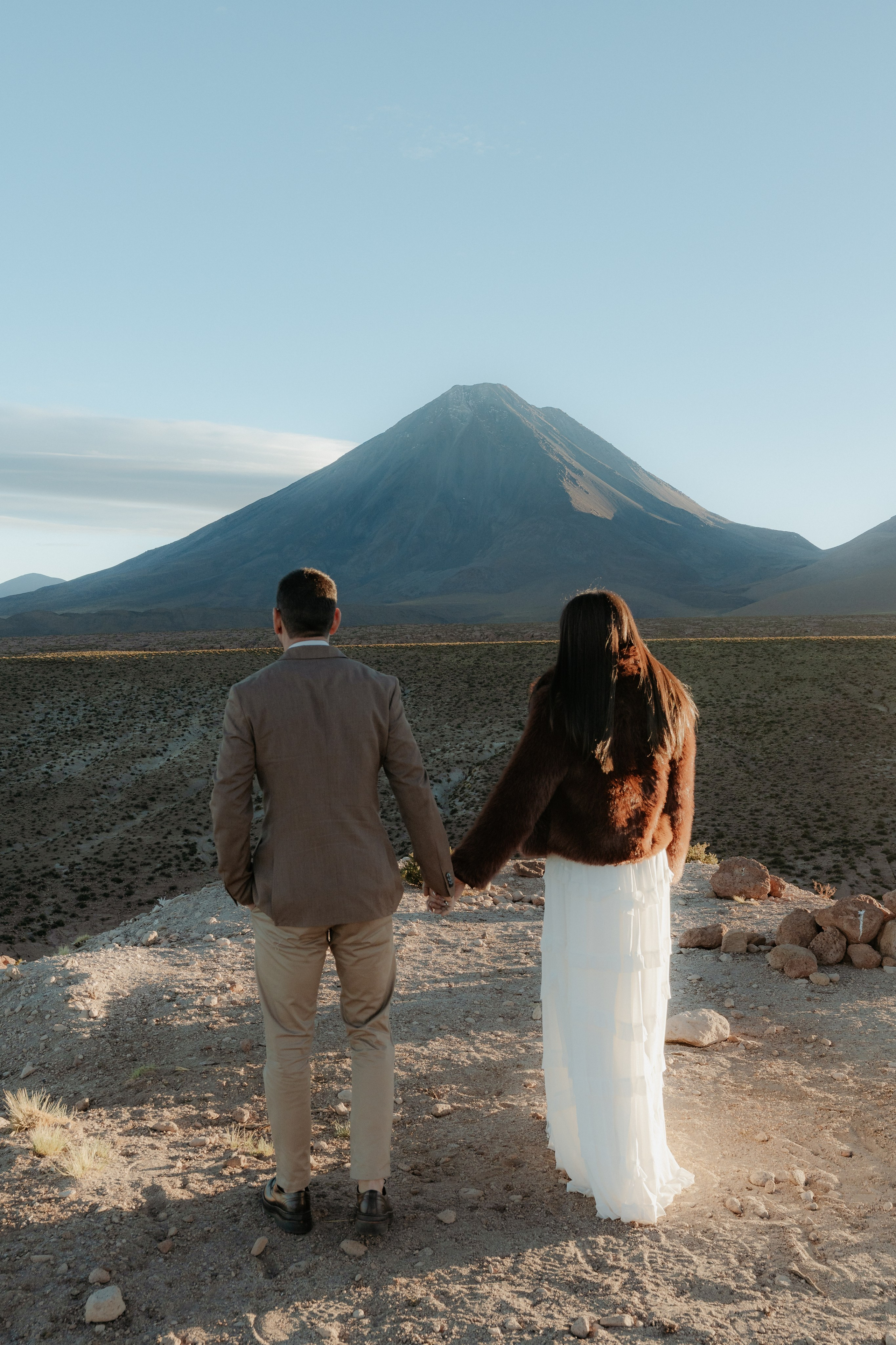 Pre-wedding no mirante do vulcão Licancabur. Photographer in San Pedro de Atacama