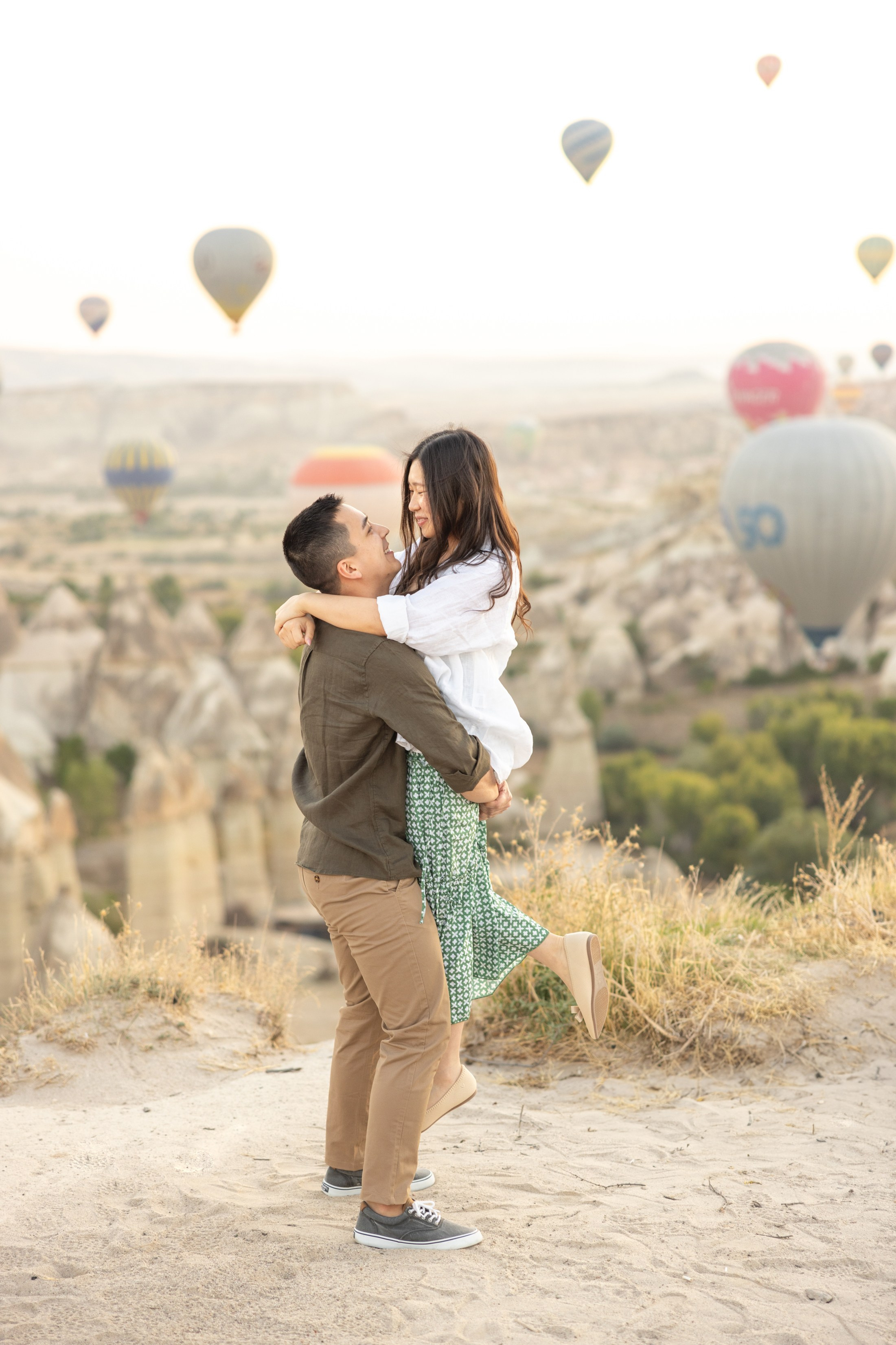 Romantic Love Story Photoshoot with Hot Air Balloons in Cappadocia. Julia Ganch I Fashion Wedding Photography I Cappadocia Turkey