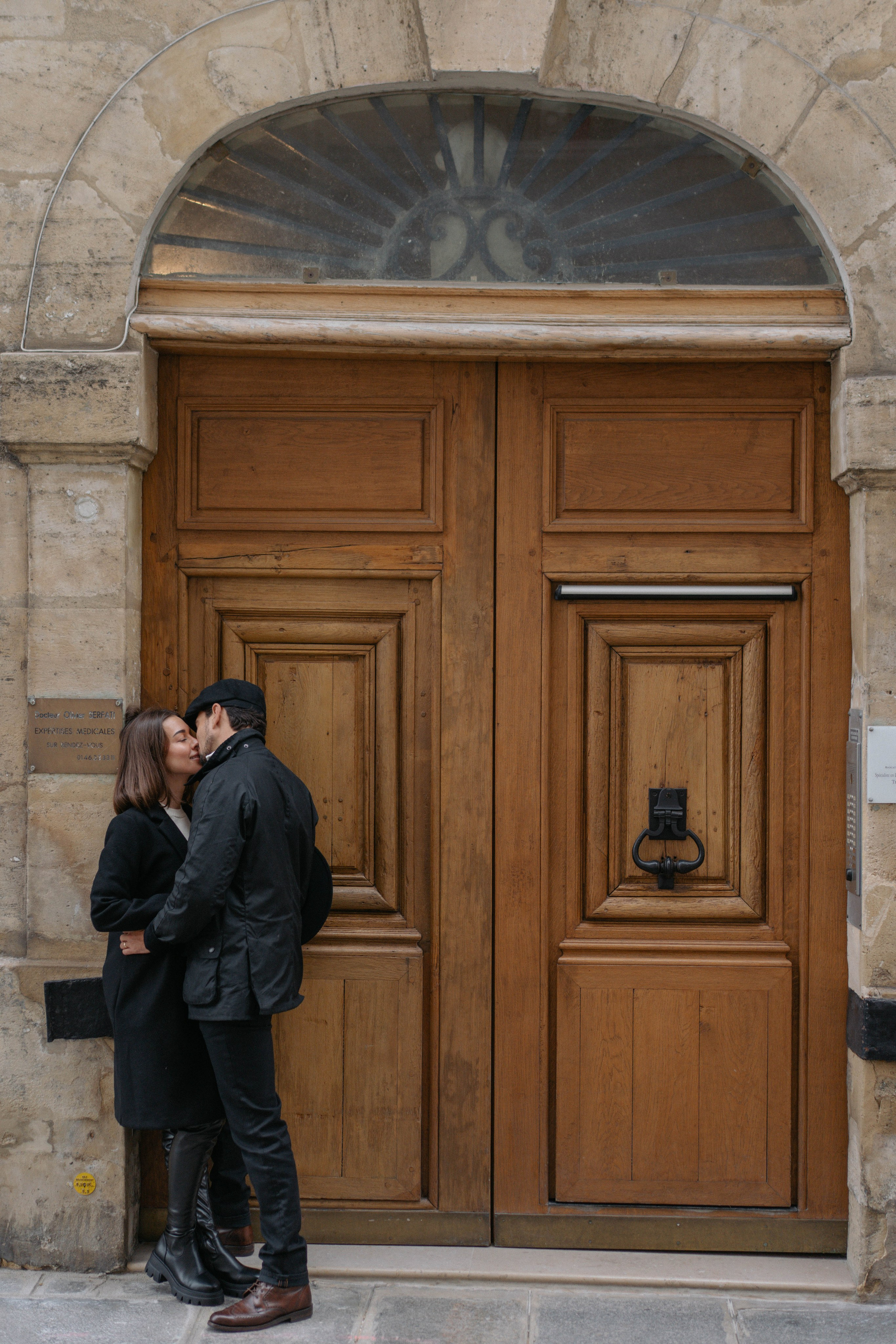 Осенняя фотосессия для пары на острове Сен-Луи в Париже. 