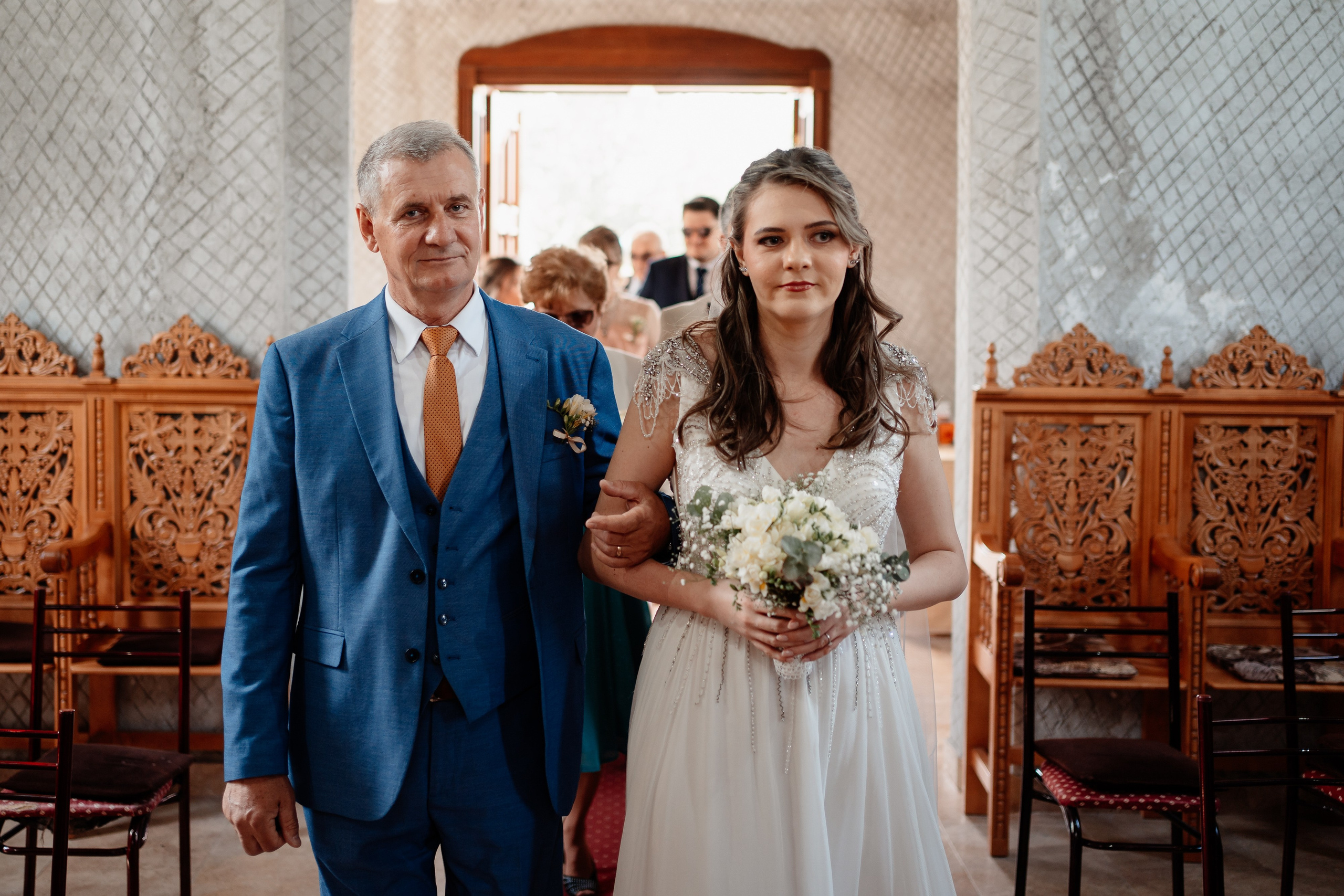 Moment emoționant între miri în ziua nunții, surprins într-un cadru natural și romantic, la Grădina Lahovari. Fotografie de nuntă profesională, editată artistic pentru a evidenția emoția și eleganța evenimentului.