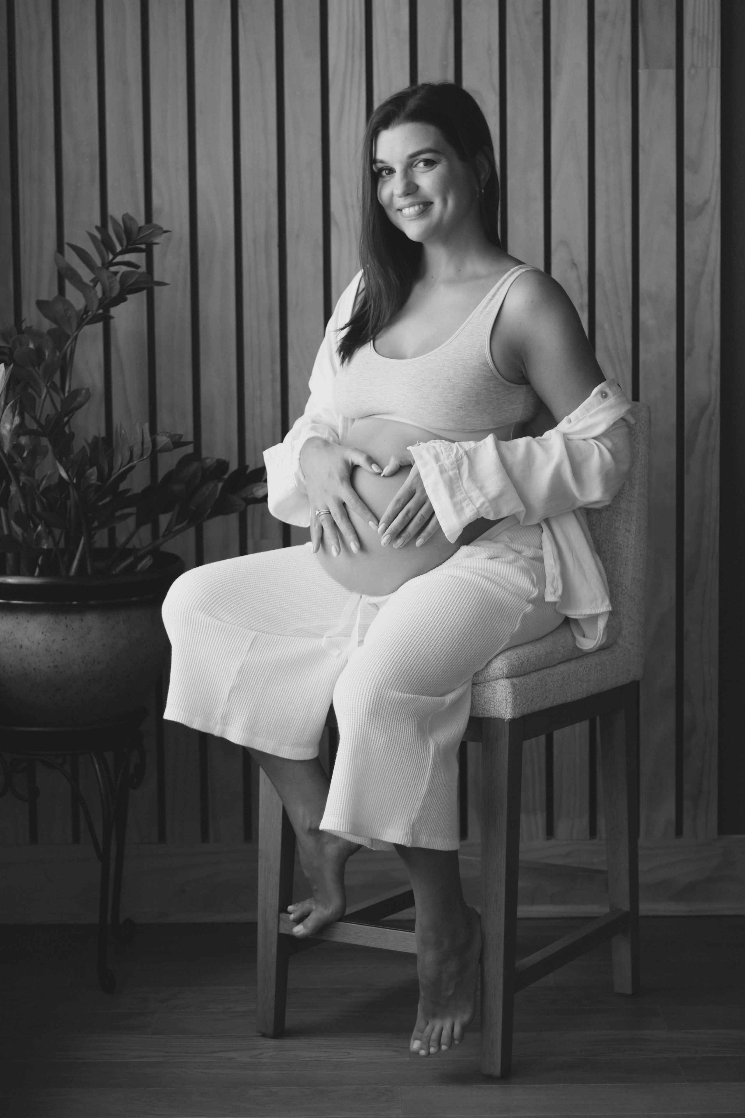 Maternity, Family & Pregnancy Photoshoot at Home. Lana Petrychenko — Portrait & Family Photographer. Valencia, Spain