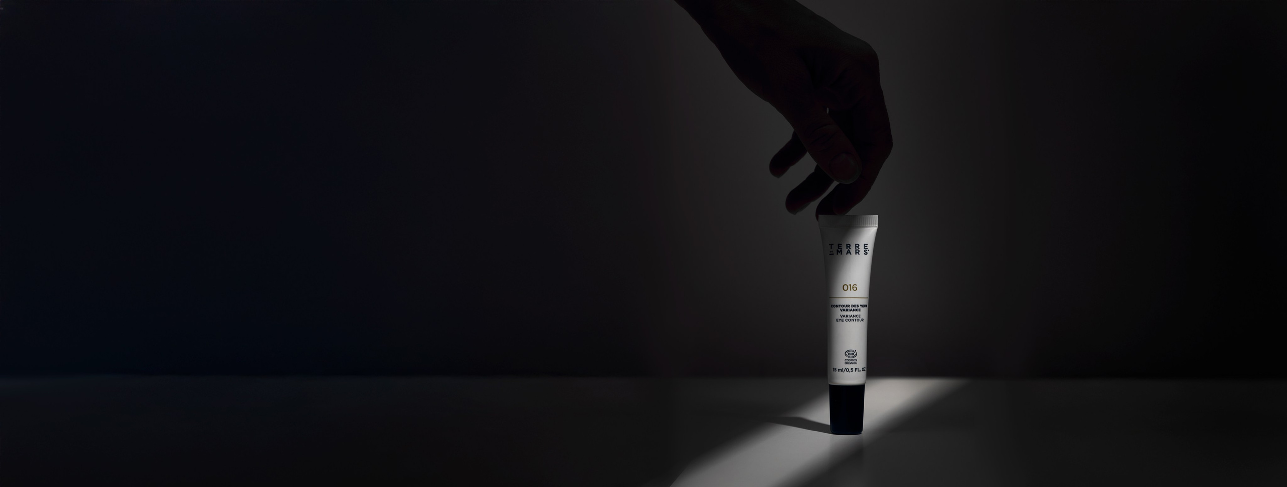 Kreative Werbefotografie von Augencreme, Hand greift nach Creme, Produkt im Lichtstrahl inszeniert, Content-Fotografie für Social Media, Werbung, Banner, Webseiten und Print