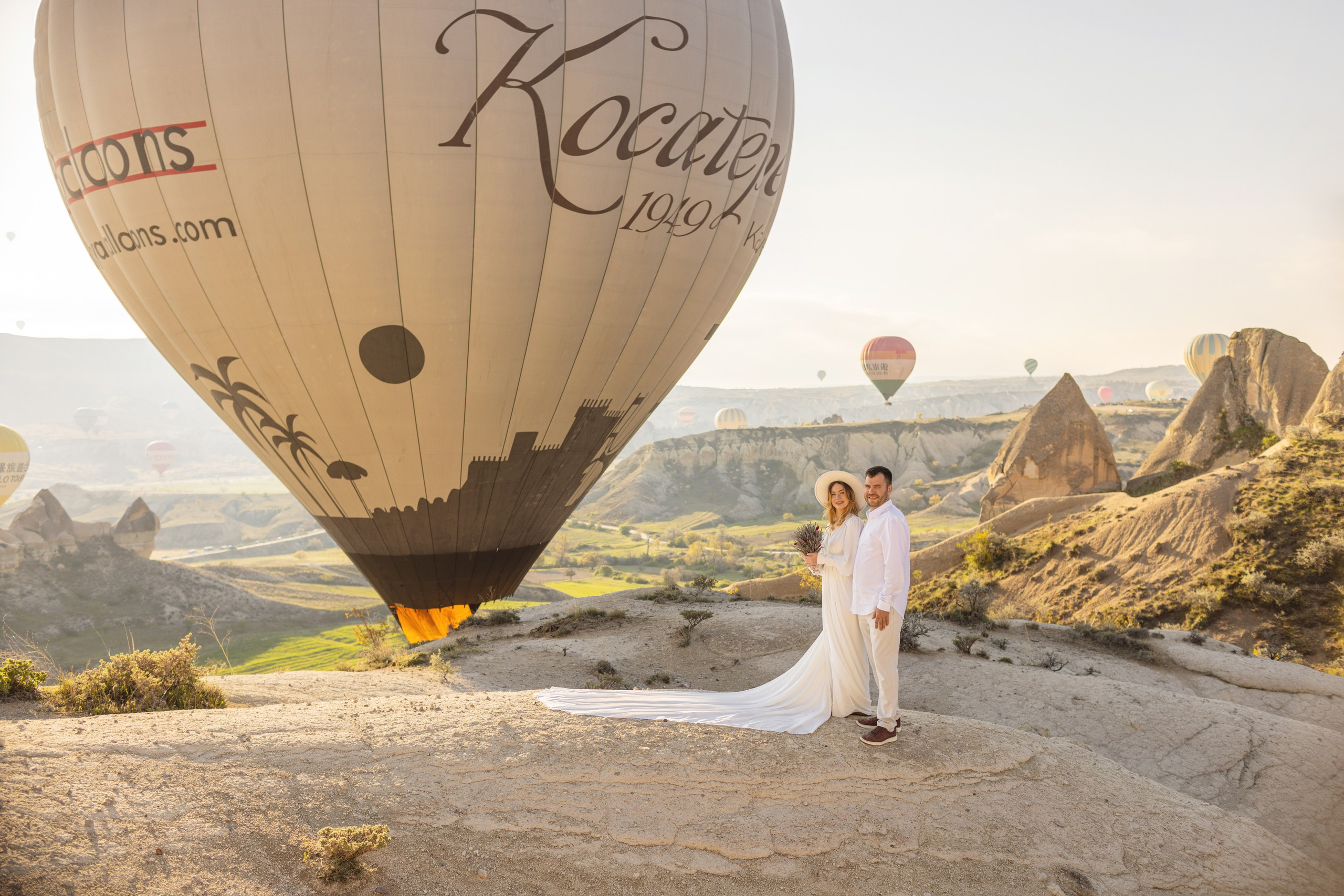 Elegant Wedding Photoshoot with a Flowing Dress and Balloons in Cappadocia. Julia Ganch I Fashion Wedding Photography I Cappadocia Turkey