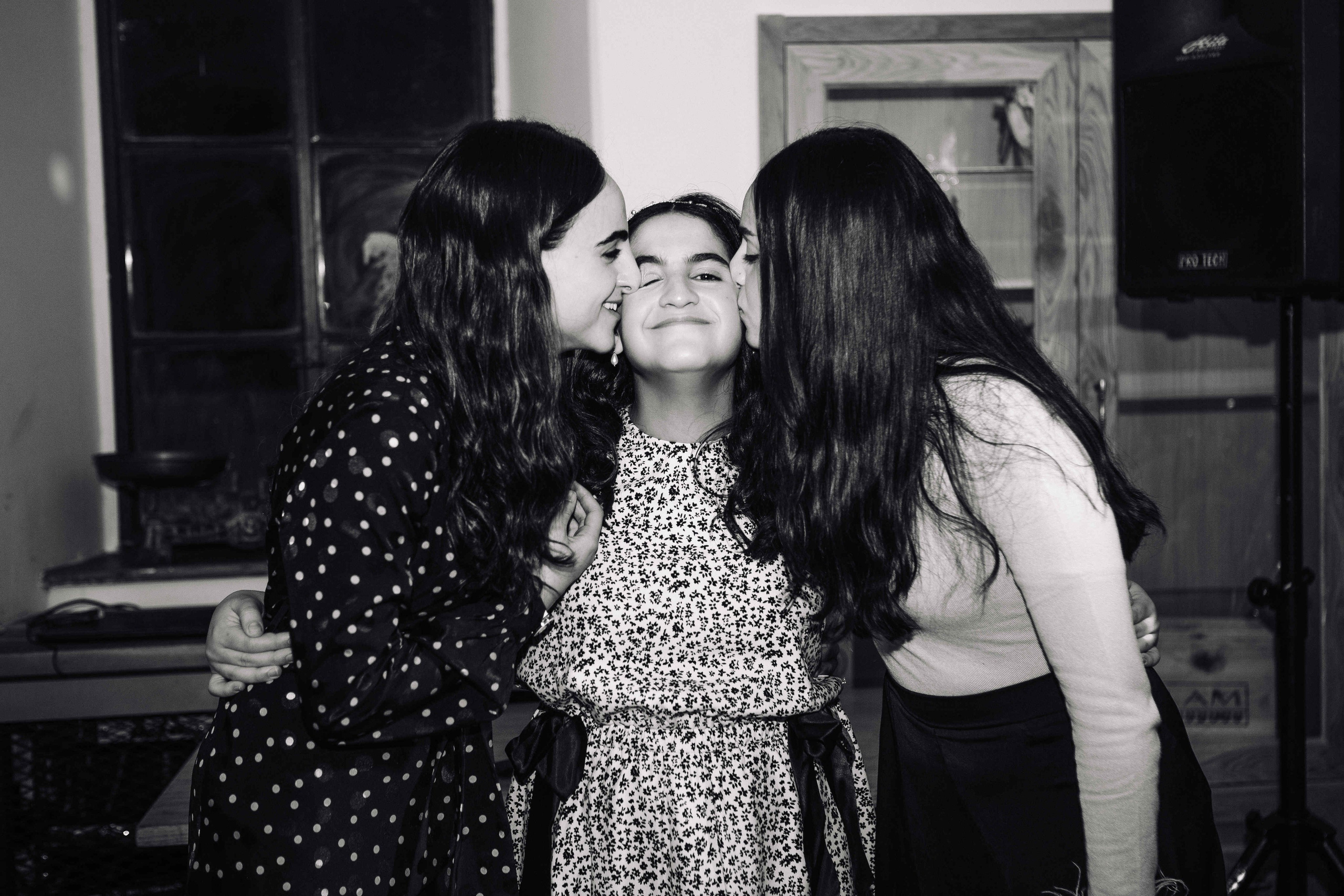 PARTY IN A RESTAURANT WITH THE WHOLE FAMILY. Https://shi-photo.com/