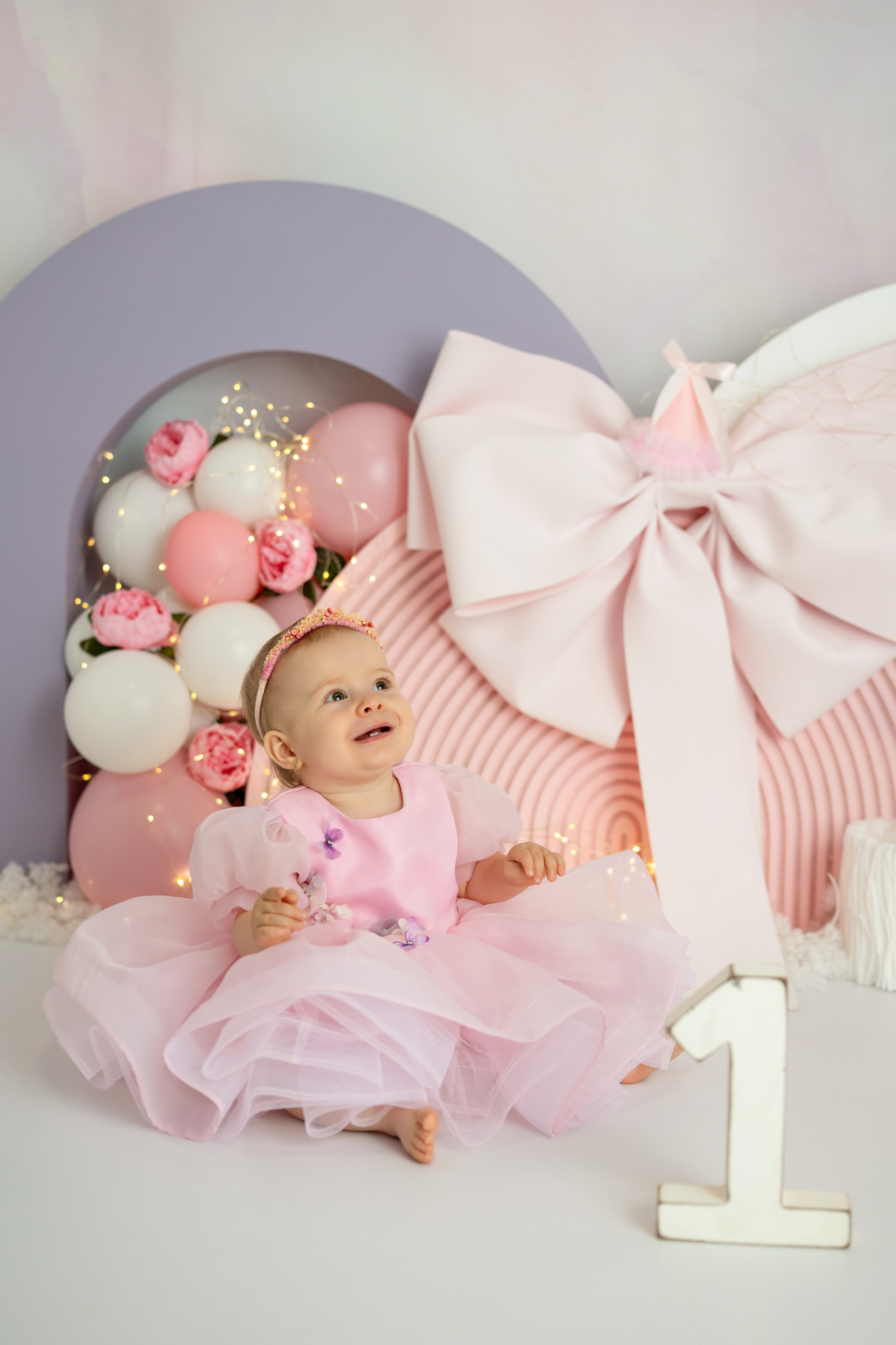 Smash the cake. Photographer Claudia Jidovineantu