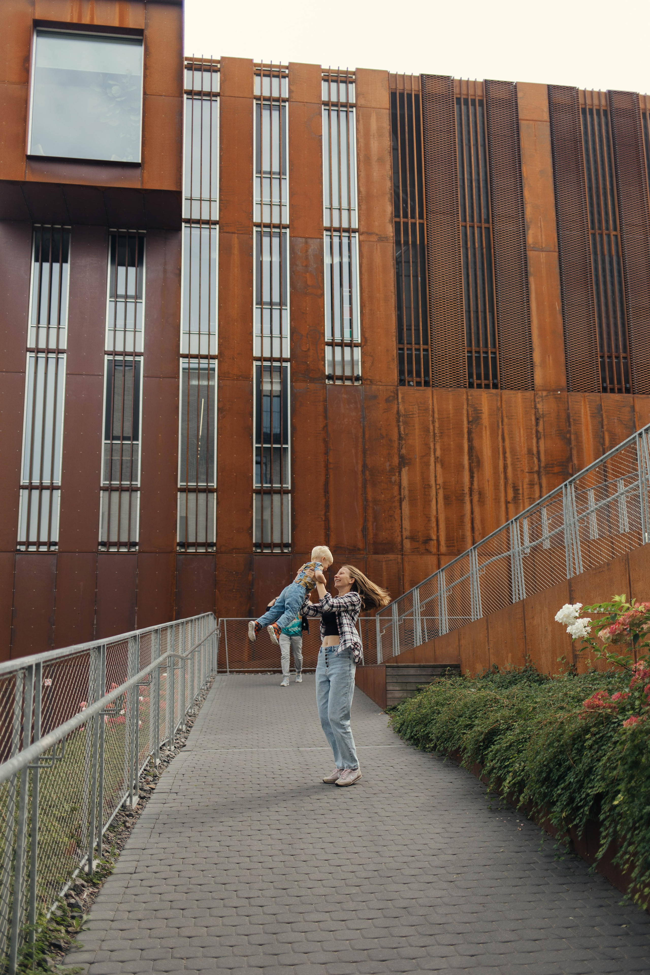Along the streets of Vilnius in lifestyle style. Family photographer in Vilnuis Svetlana Naumova