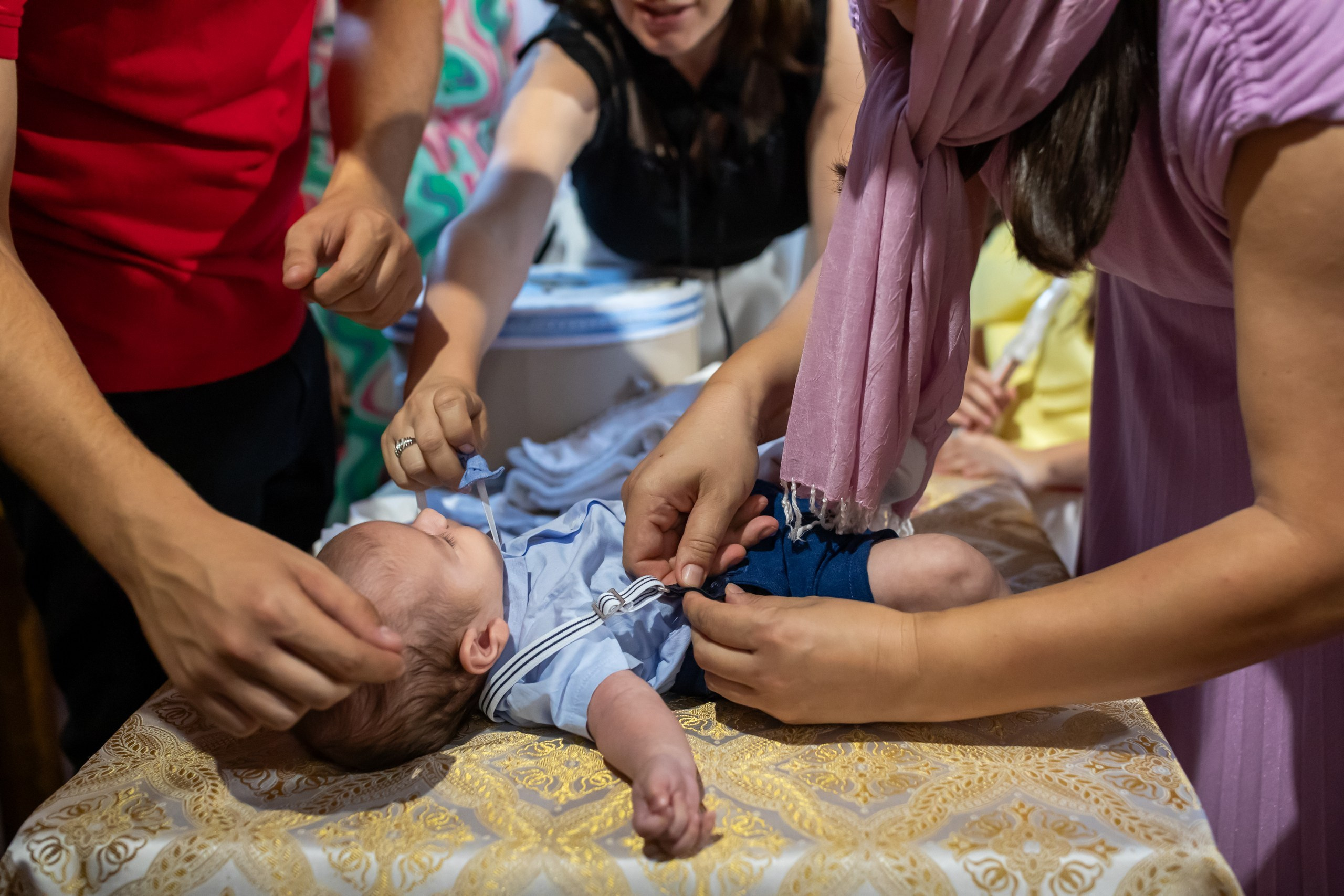 fotograf botez , fotografie botez Botoșani, fotograf Alin Chirilă, amintiri botez, fotografii botez, botez Miruna Parascheva, fotograf copii, fotografie botez în Botoșani-alt="botez , fotografie botez Alin Chirilă, amintiri botez, fotografii emoționante botez Botoșani"-- fotografii-botez-bebelus- amintiri-botez-micuț- moment-sfânt-crestinare- fotografie-emotionanta-botez- detalii-botez-bebelusi- parinti-fericiti-la-botez- fotograf-botez-profesionist- botez-in-biserica-ortodoxa- micuț-botezat-cu-emoție- zâmbete-și-lacrimi-la-botez- bebeluș-la-cristelniță- decor-botez-colorat- botez-cu-dragoste-și-credință- emotie-pura-la-botez- fotograf-botez-botosani- botez-iasi-suceava-fotograf- amintiri-nepretuite-botez-- Preotul ținându-l pe micuțul Mathias Gabriel la botez, în biserica Înălțarea Domnului, Copălău  - Detalii de la botezul lui Mathias – lumânare, trusou și icoană  - Familia lui Mathias Gabriel alături de micuț, în ziua botezului  - Portret emoționant cu mama și bebelușul în brațe, în biserică,fotograf profesionist evenimente Botoșani, Iași, Suceava, Fălticeni, Bacău, Pașcani, Roman - AlinoFotoStudio by Alin Chirilă - servicii foto nuntă, botez, cununie, ședințe foto creative, albume personalizate, fotografii emoționante și calitative pentru cele mai importante momente din viață,fotograf nuntă Botoșani Alin Chirilă,  ședință foto botez Iași - AlinoFotoStudio,  servicii fotograf profesionist evenimente Suceava,  fotograf cununie civilă Fălticeni - Alin Chirilă,  album foto nuntă personalizat Bacău.“Bebeluș botezat în biserică, ținut în brațe de nași”	•	“Detaliu cu lumânarea de botez decorată cu flori albe”	•	“Părinți emoționați alături de copilul lor la ceremonia de botez”	•	“Masa festivă de botez cu decor tematic și tort personalizat”	•	“Momentul în care preotul toarnă apă sfințită pe fruntea bebelușului”	“Bebeluș în rochie albă de botez, zâmbind în brațele mamei”	•	“Detaliu cu cruciulița de botez așezată pe o pernă de satin”	•	“Părinți și nași aprinzând lumânările în timpul ceremoniei de botez”	•	“Tort de botez decorat cu figurine tematice și numele copilului”	•	“Copil botezat dormind liniștit în pătuțul decorat festiv”	•	“Momentul în care preotul binecuvântează copilul în fața altarului”	•	“Invitați adunându-se în jurul mesei festive la petrecerea de botez”	•	“Bebeluș ținând în mână o jucărie personalizată primită la botez”	•	“Familie fericită pozând împreună după ceremonia de botez”	•	“Decor tematic cu baloane și flori la locația petrecerii de botez” fotograf Botoșani fotograf evenimente fotograf botez Alin Chirila fotograf alinofotostudio.fotograf botez Amelis Maria, fotografie botez Botoșani, fotograf Alin Chirilă, amintiri botez, fotografii botez, botez Amelis Maria, fotograf copii, fotografie botez în Botoșani,