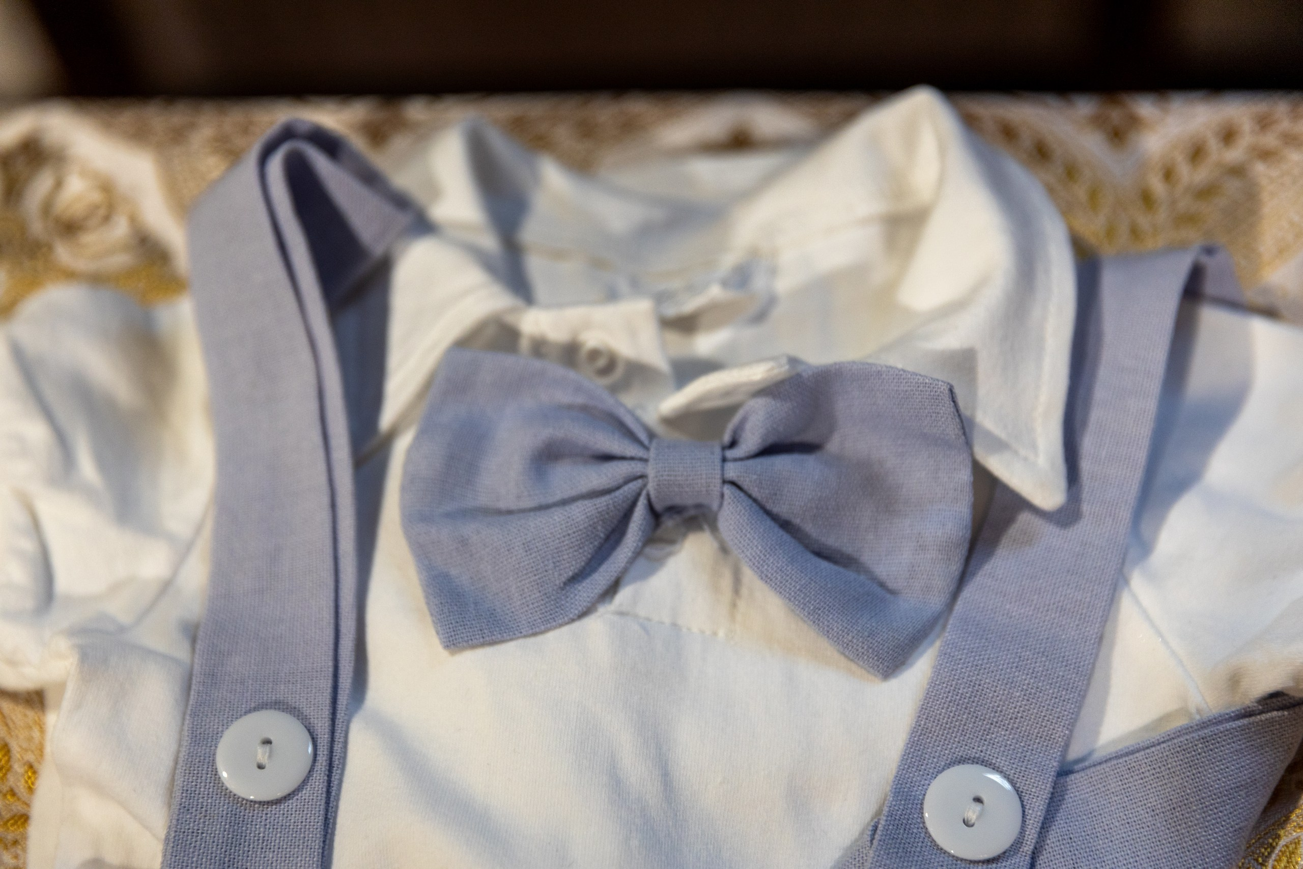 fotograf botez , fotografie botez Botoșani, fotograf Alin Chirilă, amintiri botez, fotografii botez, botez Miruna Parascheva, fotograf copii, fotografie botez în Botoșani-alt="botez , fotografie botez Alin Chirilă, amintiri botez, fotografii emoționante botez Botoșani"-- fotografii-botez-bebelus- amintiri-botez-micuț- moment-sfânt-crestinare- fotografie-emotionanta-botez- detalii-botez-bebelusi- parinti-fericiti-la-botez- fotograf-botez-profesionist- botez-in-biserica-ortodoxa- micuț-botezat-cu-emoție- zâmbete-și-lacrimi-la-botez- bebeluș-la-cristelniță- decor-botez-colorat- botez-cu-dragoste-și-credință- emotie-pura-la-botez- fotograf-botez-botosani- botez-iasi-suceava-fotograf- amintiri-nepretuite-botez-- Preotul ținându-l pe micuțul Mathias Gabriel la botez, în biserica Înălțarea Domnului, Copălău  - Detalii de la botezul lui Mathias – lumânare, trusou și icoană  - Familia lui Mathias Gabriel alături de micuț, în ziua botezului  - Portret emoționant cu mama și bebelușul în brațe, în biserică,fotograf profesionist evenimente Botoșani, Iași, Suceava, Fălticeni, Bacău, Pașcani, Roman - AlinoFotoStudio by Alin Chirilă - servicii foto nuntă, botez, cununie, ședințe foto creative, albume personalizate, fotografii emoționante și calitative pentru cele mai importante momente din viață,fotograf nuntă Botoșani Alin Chirilă,  ședință foto botez Iași - AlinoFotoStudio,  servicii fotograf profesionist evenimente Suceava,  fotograf cununie civilă Fălticeni - Alin Chirilă,  album foto nuntă personalizat Bacău.“Bebeluș botezat în biserică, ținut în brațe de nași”	•	“Detaliu cu lumânarea de botez decorată cu flori albe”	•	“Părinți emoționați alături de copilul lor la ceremonia de botez”	•	“Masa festivă de botez cu decor tematic și tort personalizat”	•	“Momentul în care preotul toarnă apă sfințită pe fruntea bebelușului”	“Bebeluș în rochie albă de botez, zâmbind în brațele mamei”	•	“Detaliu cu cruciulița de botez așezată pe o pernă de satin”	•	“Părinți și nași aprinzând lumânările în timpul ceremoniei de botez”	•	“Tort de botez decorat cu figurine tematice și numele copilului”	•	“Copil botezat dormind liniștit în pătuțul decorat festiv”	•	“Momentul în care preotul binecuvântează copilul în fața altarului”	•	“Invitați adunându-se în jurul mesei festive la petrecerea de botez”	•	“Bebeluș ținând în mână o jucărie personalizată primită la botez”	•	“Familie fericită pozând împreună după ceremonia de botez”	•	“Decor tematic cu baloane și flori la locația petrecerii de botez” fotograf Botoșani fotograf evenimente fotograf botez Alin Chirila fotograf alinofotostudio.fotograf botez Amelis Maria, fotografie botez Botoșani, fotograf Alin Chirilă, amintiri botez, fotografii botez, botez Amelis Maria, fotograf copii, fotografie botez în Botoșani,