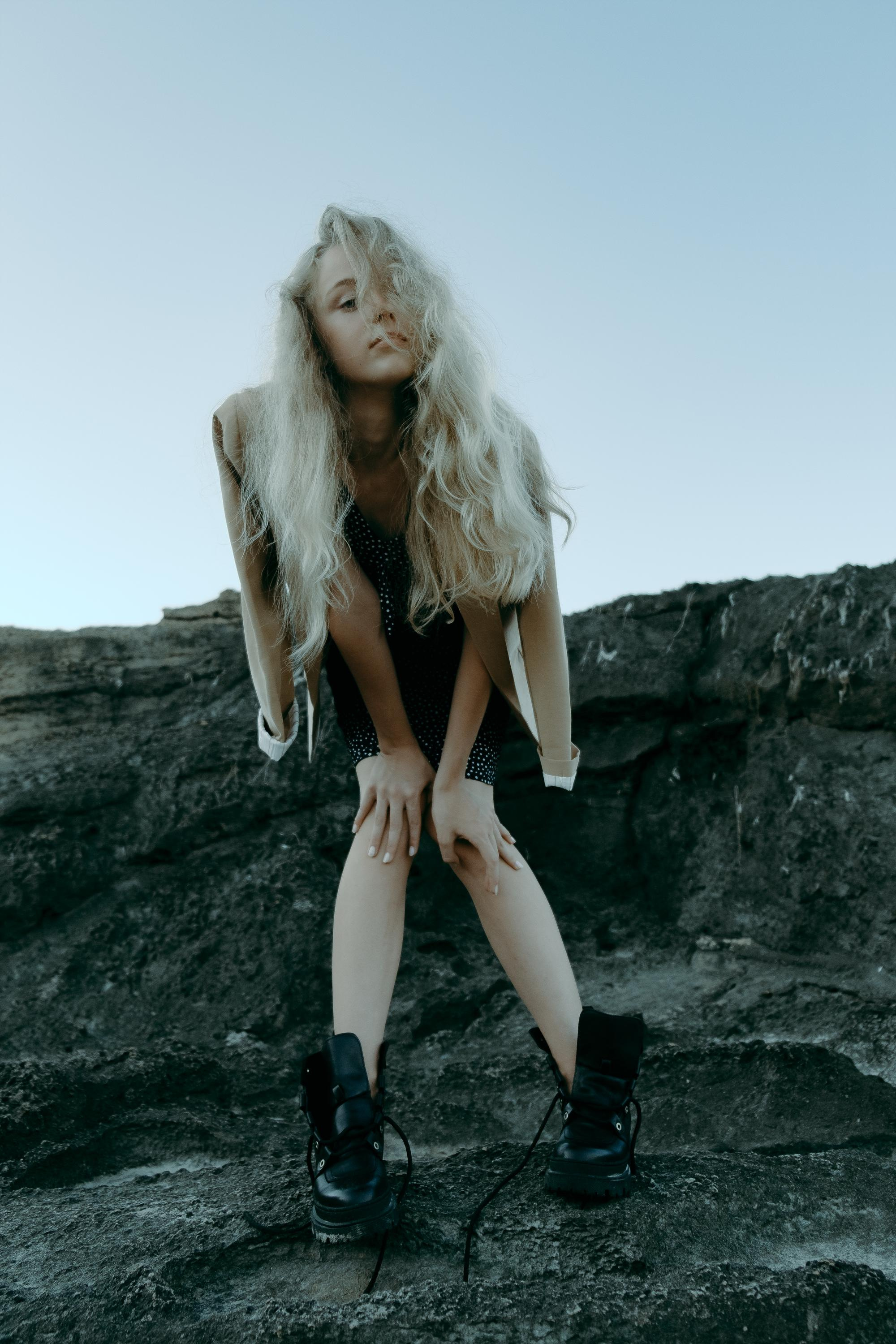 Anastasia. Атмосферная фотосессия на каменистом пляже для юной модели