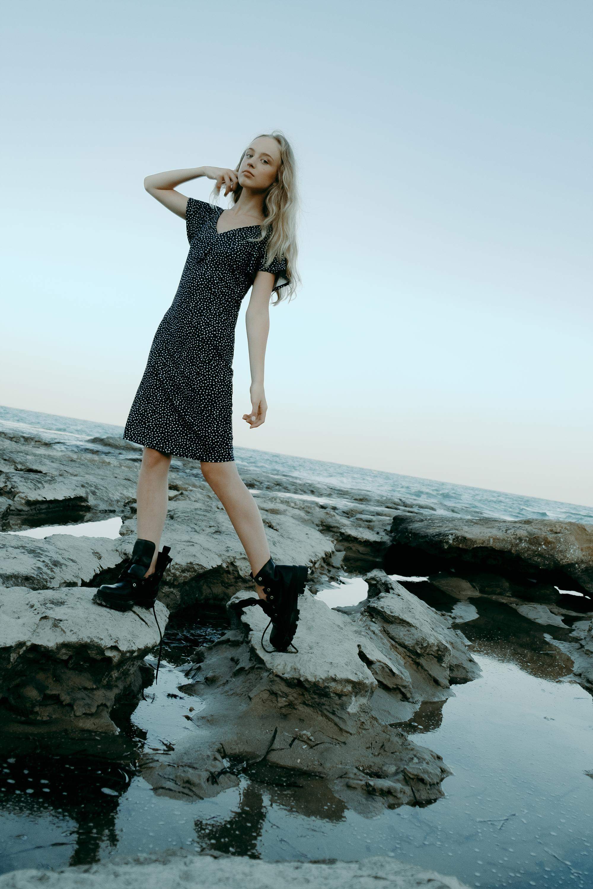 Anastasia. Атмосферная фотосессия на каменистом пляже для юной модели