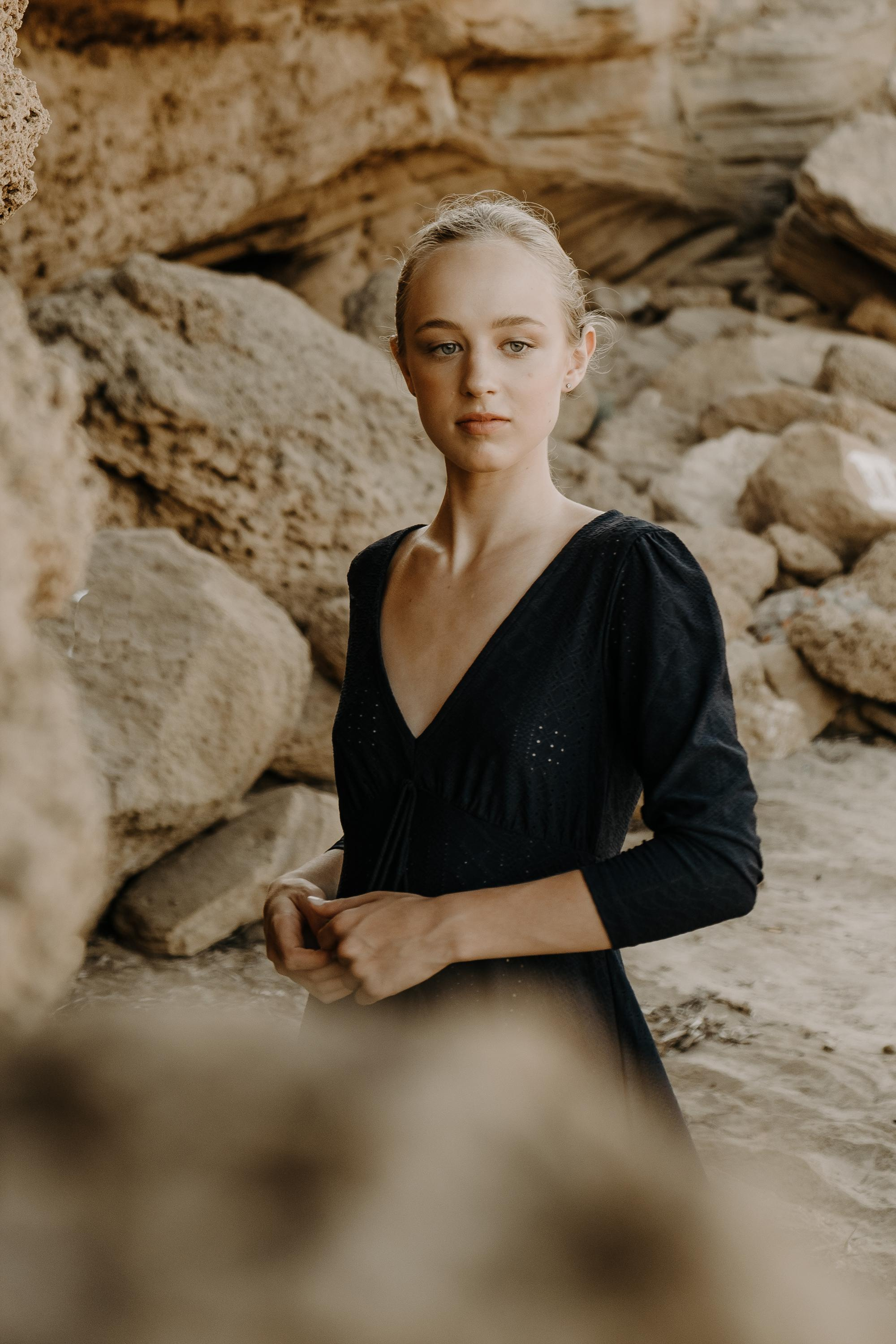 Anastasia. Атмосферная фотосессия на каменистом пляже для юной модели