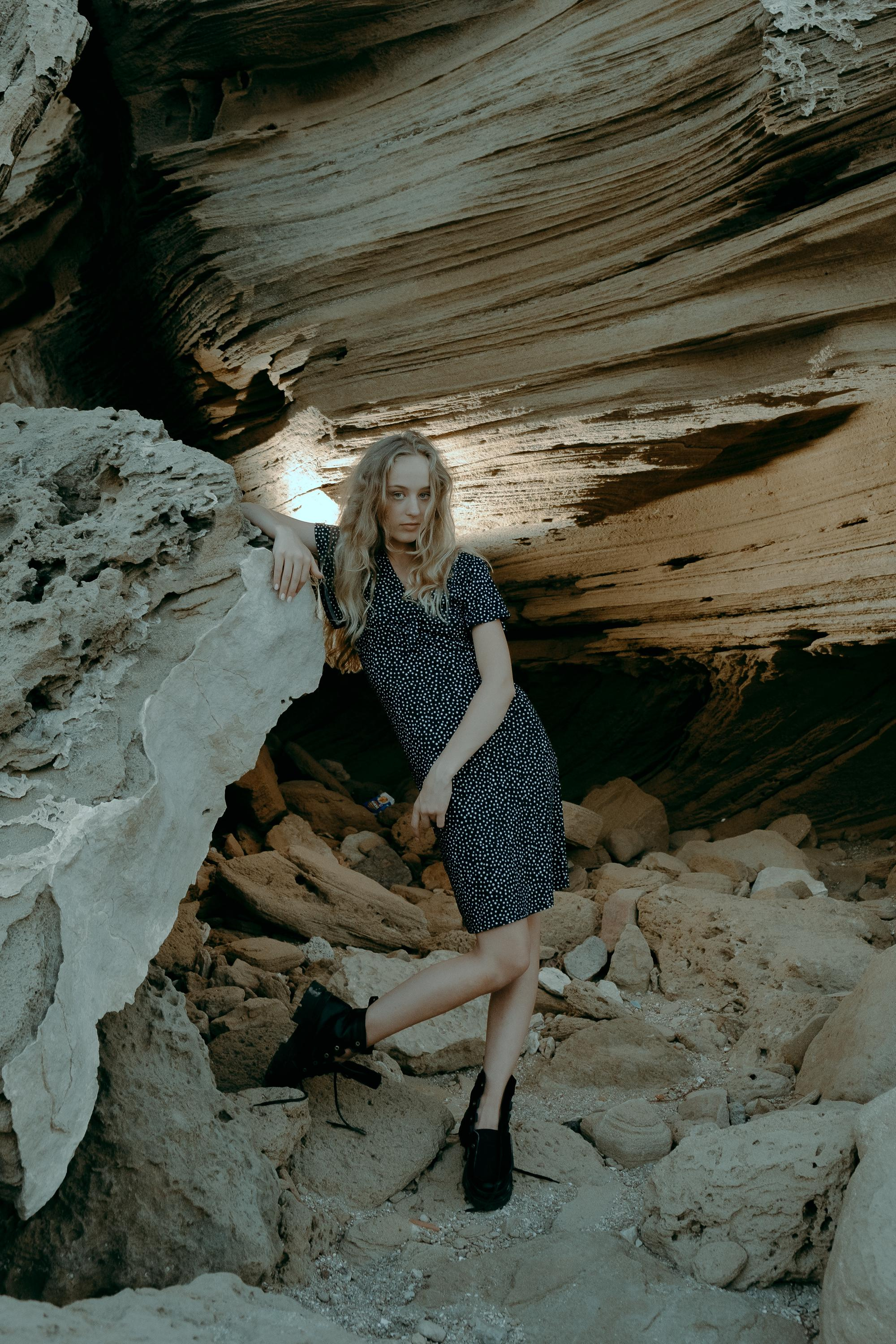 Anastasia. Атмосферная фотосессия на каменистом пляже для юной модели